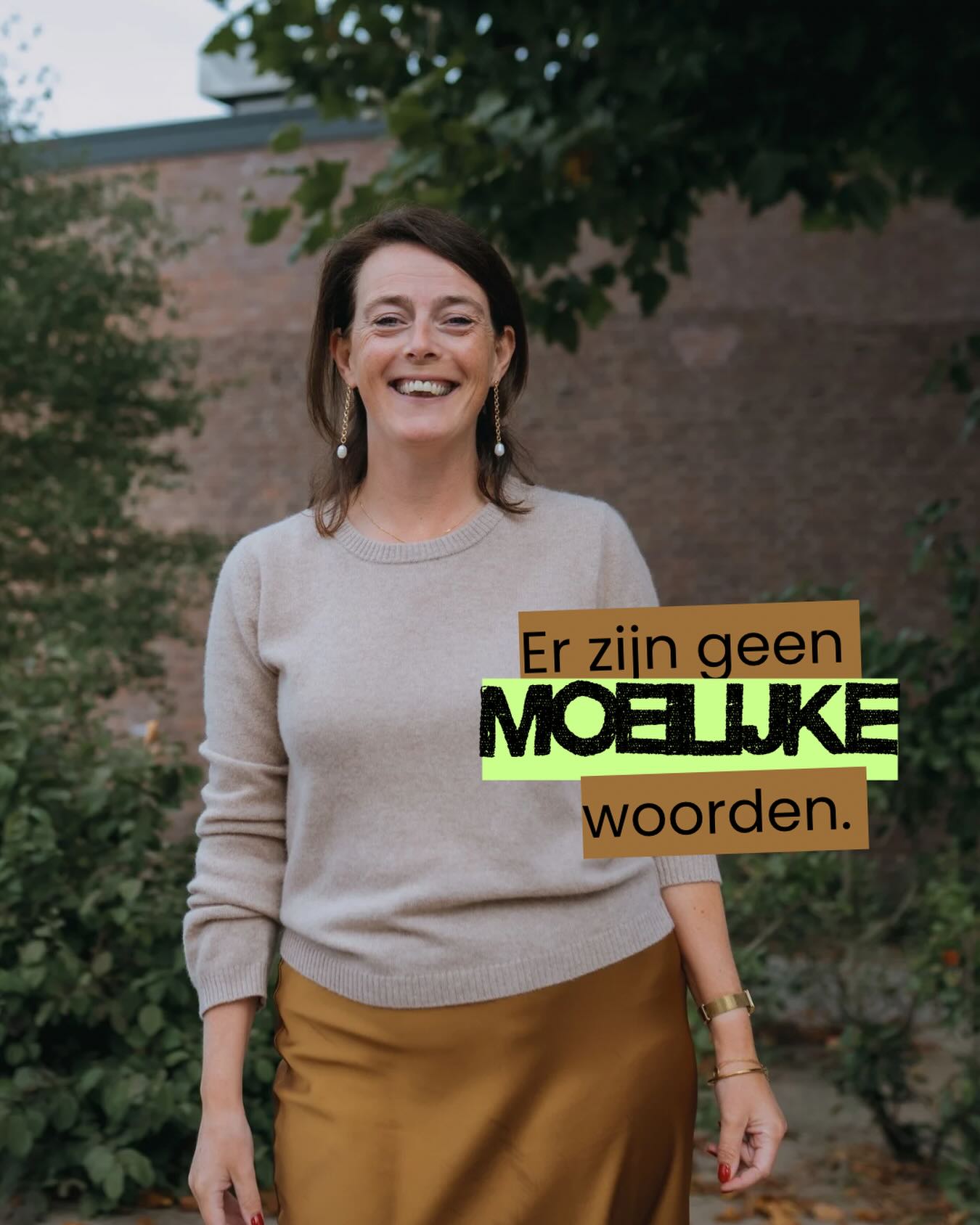 🔥 Tip van de week!
Noem woorden onbekend.
Woorden zijn niet per definitie moeilijk. Ik hoor het vaak in lessen tekstbegrip of taal en tijdens het voorlezen. Wat een lastig woord he? Oh hier komt een moeilijk woord! Als je mij al langer kent of volgt dan weet je wat ik hiervan vindt.
Woorden zijn wat ze zijn. Je kent ze wel of je kent ze niet. Als je ze niet kent dan is het aan ons leraren om ervoor te zorgen dat je ze wel kent omdat je ze nodig hebt om je kennis te vergroten, de wereld beter te begrijpen en jezelf te uiten.
Maakt het dan zoveel uit of je het woord moeilijk noemt of onbekend? Ja! Ik vertel je waarom onbekend mijn voorkeur heeft.
👩🏻🏫 Als je een woord moeilijk noemt, suggereer je dat er een barrière zit in het woord zelf. Moeilijk kan weerstand oproepen en het gevoel geven dat het vaststaand is. Als een woord onbekend is, impliceert dat een mogelijkheid tot verandering. Je kent (de betekenis van) het woord NOG niet en daar is wat aan te doen.
👩🏻🏫 Stel je voor dat taal al niet je favoriete vak is omdat je daar vaak moeite mee lijkt te hebben. Op het moment dat een woord moeilijk genoemd wordt kan dit je gevoel van angst tot falen vergroten. Onbekend daarentegen is neutraal. Het zegt niets over de capaciteiten van de leerling of de complexiteit van de lesstof. Het legt de focus op het proces in plaats van op het resultaat.
👩🏻🏫 Ik wil leerlingen graag uitdagen en nieuwsgierig maken. Ik wil hen in de zone van naaste ontwikkeling krijgen. Dat moet een leerzone zijn en geen angstzone. Met onbekende woorden laat je zien dat er iets te ontdekken is. Je geeft het signaal dat ze de vaardigheden mogelijk wel hebben maar dat ze een stuk informatie missen, in dit geval over de betekenis van een woord. Die informatie kan je ze geven.
Onbekend betekent een kans om te groeien. Ik leg het woord aan je uit of ik leer je de betekenis zelf te achterhalen. Ik ga ze niet uit de weg. Juist niet! Veel rijke teksten, veel onbekende woorden (niet te veel want dan snap je niets meer van de context en dat ontmoedigt juist), veel taal, veel lezen en hoge verwachtingen! Taal is alles. Onbekend in plaats van moeilijk maakt het minder moeilijk.