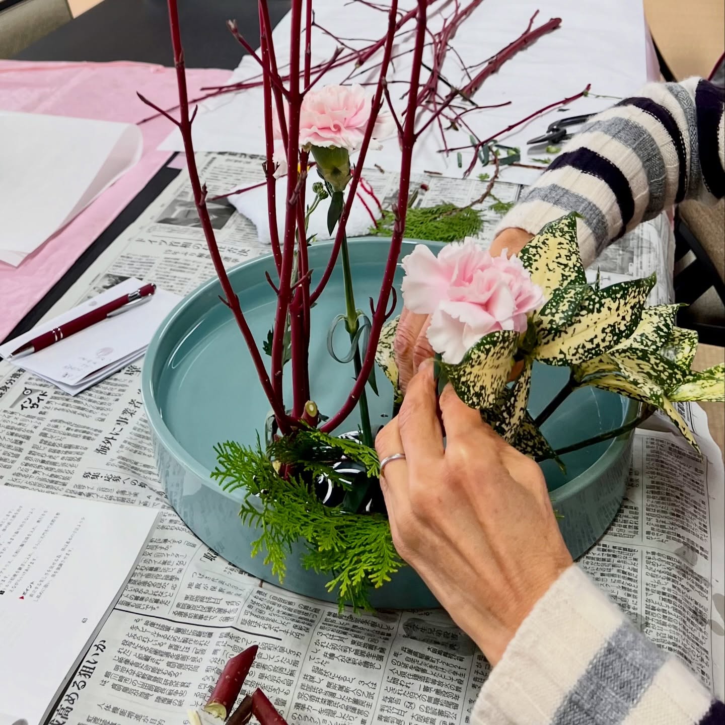 いけばなに興味はあるけれど、
「自分にできるのかな」と思っている方へ。
このクラスに来られる方のほとんどが、
いけばなは初めてです。
お一人で参加される方が多く、
毎回単発でのご参加も可能です。
特別なセンスや経験は必要ありません。
花と向き合いながら、少しずつ整えていく時間です。
ご自身のペースで、
定期的に通われる方もいらっしゃいます。
土曜日の午前、
静かに自分の時間を持ちたい方に。
ご興味のある方は、DMにてご連絡ください。
#いけばな教室
#習い事はじめたい
#自分時間を楽しむ
#花のある暮らし
#大人の習い事