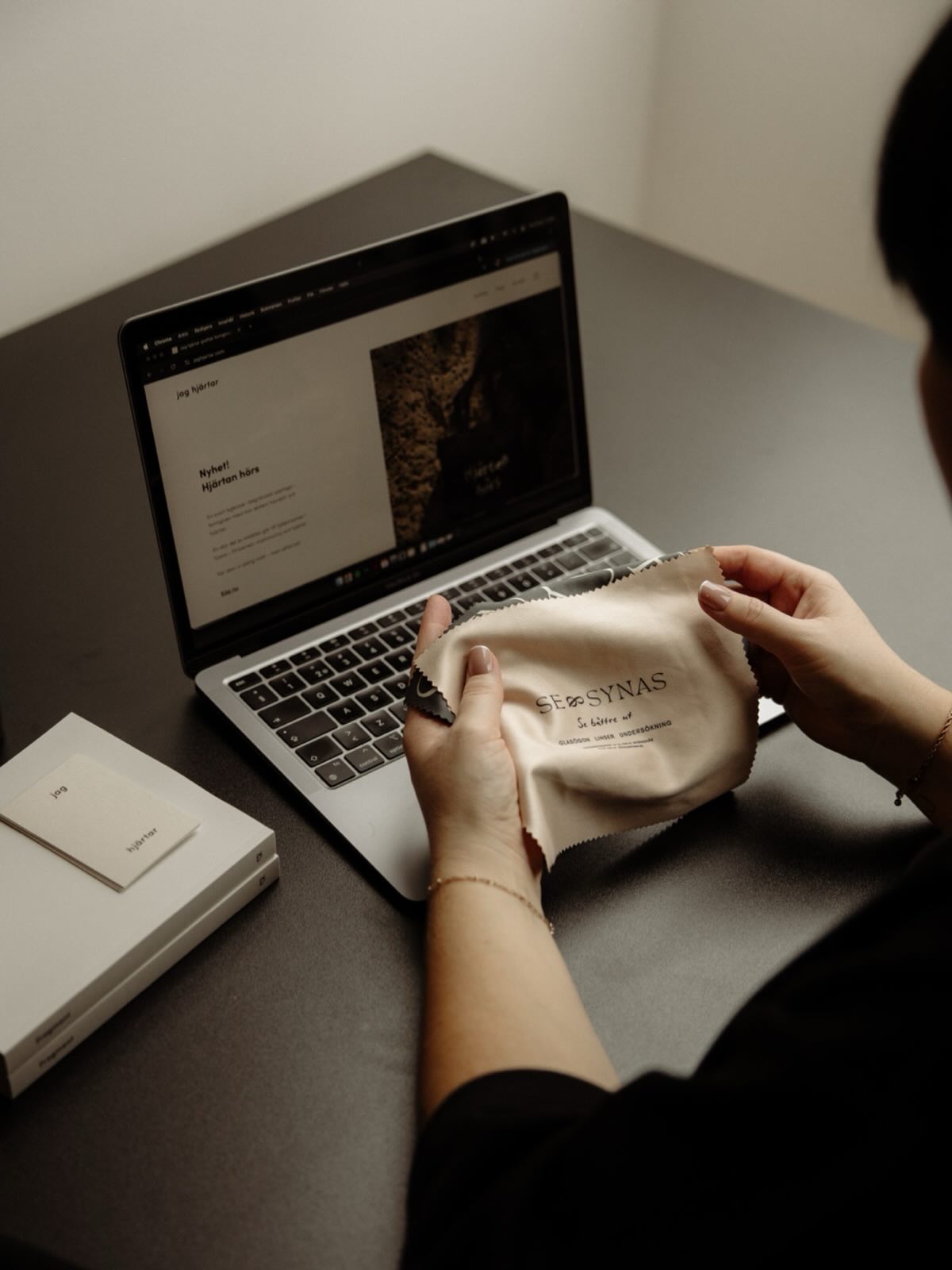 För mig handlar en identitet lika mycket om känsla som form. Hur det upplevs, inte bara hur det ser ut.
För när något känns rätt
så syns det.
Och det håller.