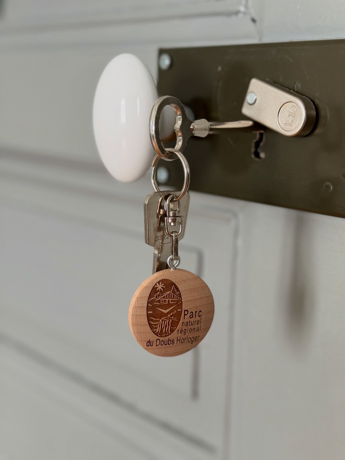 🌸✨ Le printemps s’installe en Pays horloger… et vous attend !
Prenez le temps de vous ressourcer au cœur du @pnrdoubshorloger , dans notre chambre d’hôtes labellisée « Valeurs Parc » et « Chambre d’hôtes référence » par @doubs_tourisme
🌿 Une autre vie s’invente ici : entre randonnées sur le GR5 ou la GTJ, balades à vélo sur le réseau Points nœuds, pauses gourmandes et visites de nos sites remarquables @payshorloger
🚴 Étape @gtj.jura & Accueil Vélo : nous sommes idéalement situés pour les voyageurs à pied ou à vélo. Laissez-vous porter par la douceur du printemps et la beauté préservée de notre territoire.
🐝 Engagés pour un tourisme éco-responsable : zéro gaspillage grâce à nos poules, pollinisation grâce à nos abeilles, et une gestion respectueuse de l’environnement.
📅 Réservez dès maintenant pour une escapade printanière inoubliable, où la nature et le bien-être se rencontrent.
#valeursparc #ecotourisme #apiculture #payshorloger #chambresdhotes