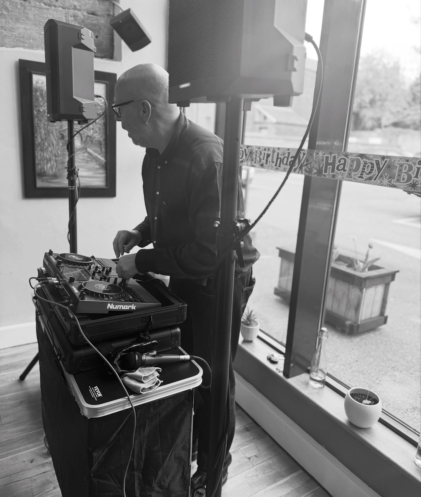 This Sunday we have a treat for you!! @djmarkpurdy will be joining us for an afternoon of a Bank Holiday fun 🎶 🎤
Starting from 3pm 🎶 🎧
We’ll stock the drinks, you bring your friends! 🍷 🍸 💃🏼