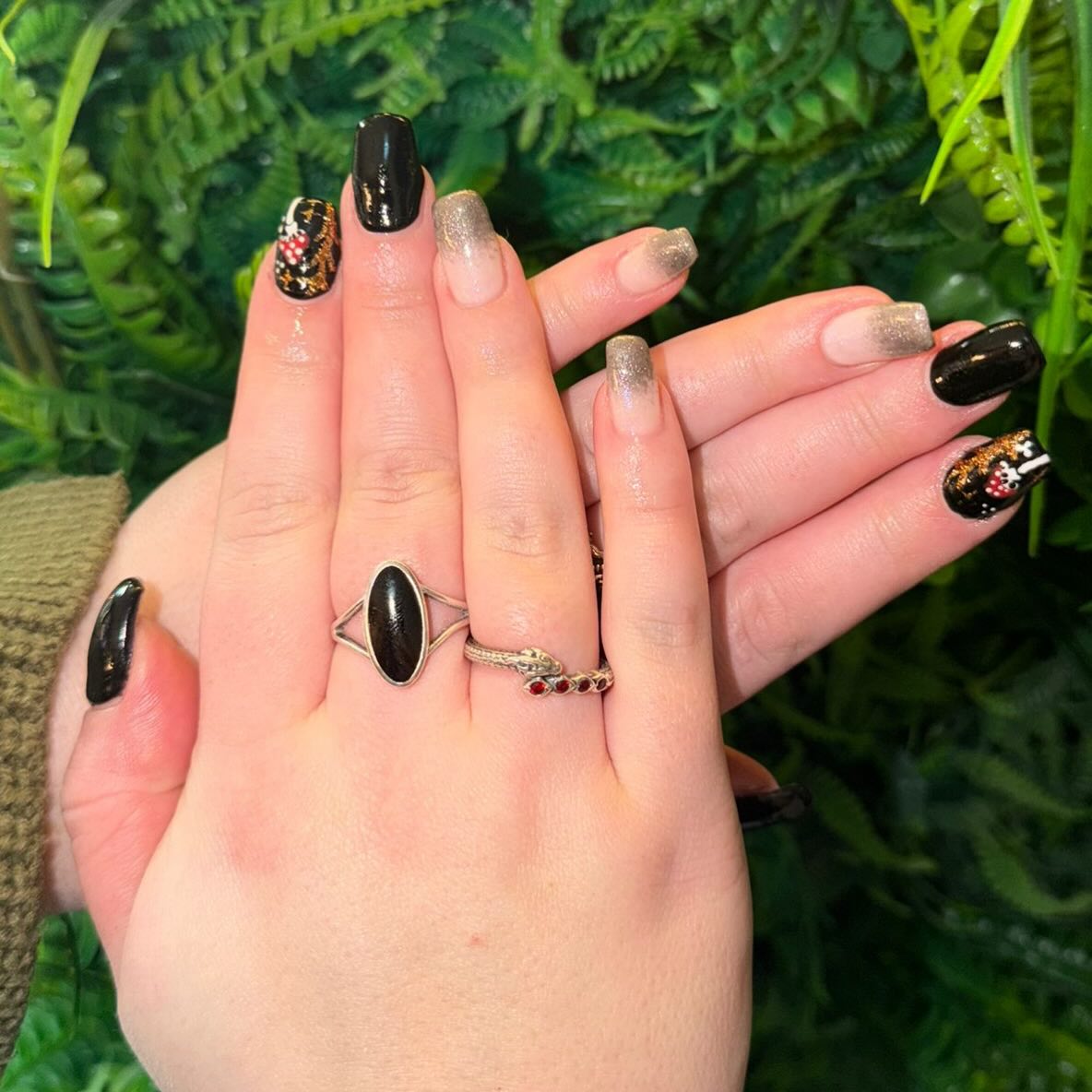 🍄✨ Fairycore Dreams & Golden Gleams ✨🍄
Created by our senior beautician Jemma 💅
A dreamy mix of colours and creativity – from soft earthy tones to playful pops of colour, each nail tells its own story 🍄✨ Featuring delicate mushroom designs paired with stunning gold glitter accents for that perfect touch of sparkle and luxury.
Whimsical, detailed, and totally unique… we’re obsessed 🤍