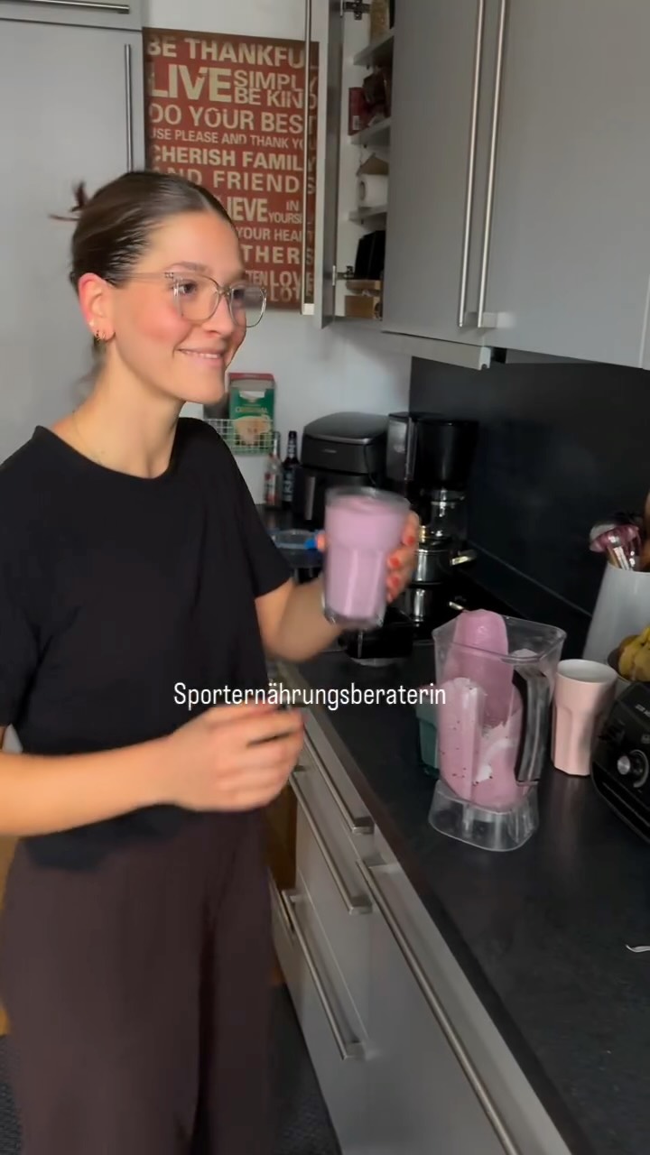 Ernährung wird ganz häufig aufgrund so vieler Meinungen & aktueller Trends total erschwert.
Dabei muss die passende Ernährung im Training & Alltag in der Umsetzung eigentlich gar nicht so kompliziert sein… und genau das möchte ich hier zeigen – für mehr Energie, Leistungsfähigket & Wohlbefinden ⚡️☺️
Folg mir für mehr Input & Rezepte rund um Sporternährung @franziska.hadaschik
#sporternährung #ernährung #sport #ernährungsberatung #rezepte