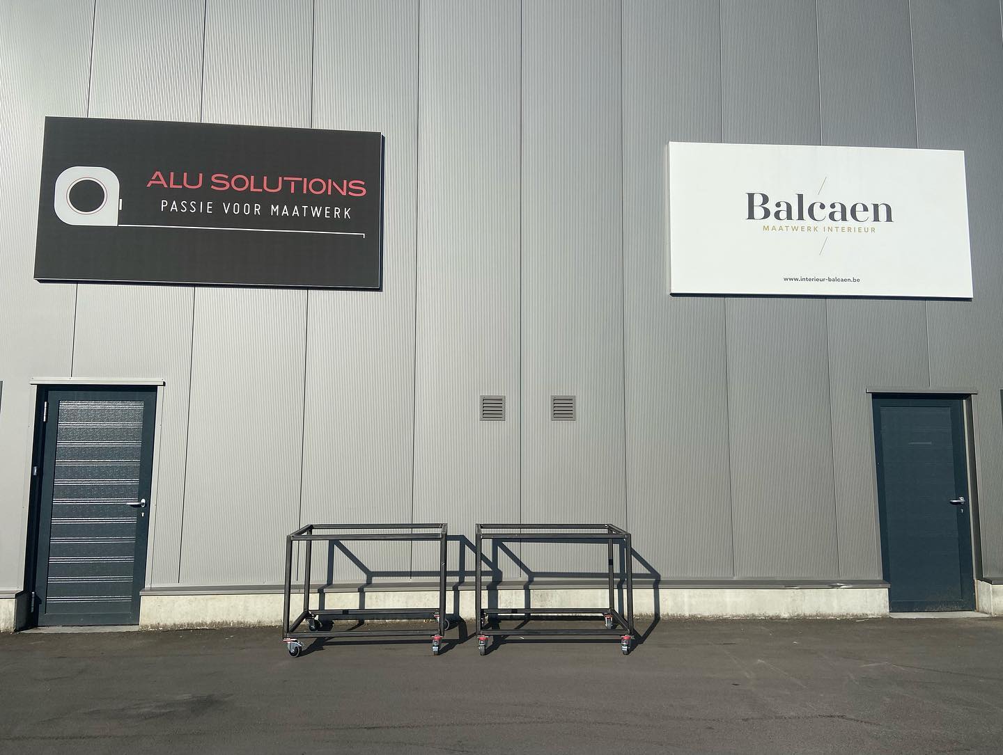Beter een goede buur dan een verre vriend! 💪🏼
Voor onze buren van @balcaenmaatwerkinterieur maakten we deze gelaste stalen werkkarren.
De voorbereiding van hun realisaties loopt vanaf nu op wieltjes! 😄
#alusolutions #passievoormaatwerk #laswerk #opmaat
