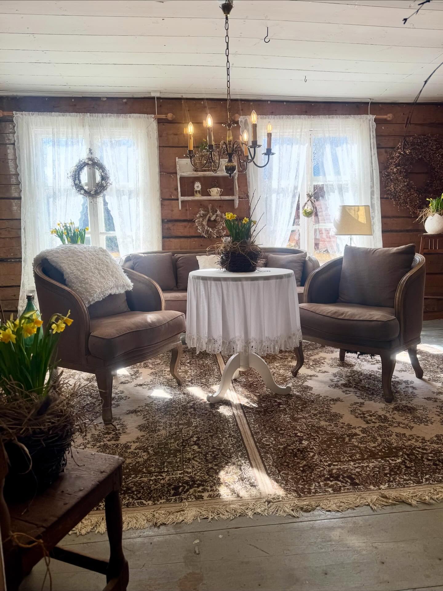 Miten upea keväinen päivä☀️! Ihania kohtaamisia. Ihmiset liikkellä iloisella lomafiiliksillä. Eläimethän sen kyllä myös huomasivat. Hyvä etteivät lähteneet vierailijoiden matkaan😅.