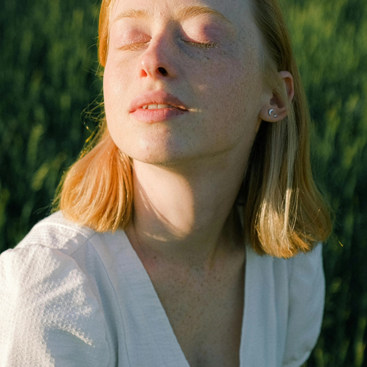 Je huid voorbereiden op de zon begint nu.
En eigenlijk… al véél eerder. Maar als je het nog niet doet, dan is dit jouw reminder om er vandaag mee te starten.
De lentezon voelt heerlijk, maar je huid reageert erop – vaak zonder dat je het meteen merkt.
Door UV-straling verdikt je huid als bescherming. Klinkt gezond, maar dat dikkere laagje zorgt er net voor dat talg moeilijker weg kan… met onzuiverheden en droogte als gevolg.
Wat kan je doen?
– Exfolieer 1 à 2 keer per week met een bio barrier peeling.
Deze verwijdert dode huidcellen, maakt je huid terug wat dunner en ontvankelijker voor hydratatie.
– Hydrateer & bescherm.
Smeer dagelijks een dagcrème met SPF, zoals de Anti-Pollution Day Cream SPF 30. Die beschermt én herstelt tegelijk.
Gun je huid de zachtheid én helderheid die ze verdient.
Nu starten = zomerse glow later.