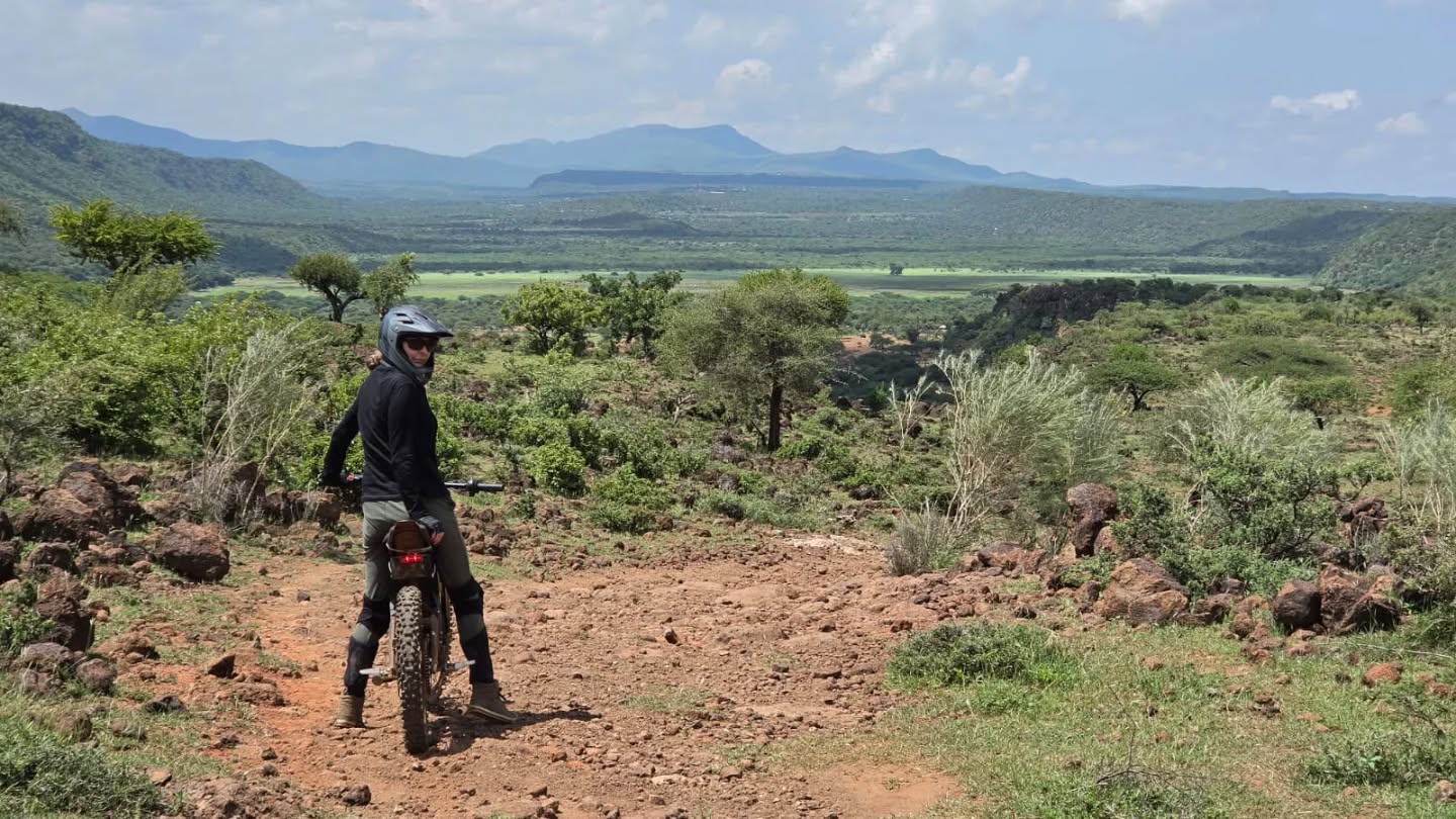 Exploring the valley on a glorious day. We passed by Easter gatherings of beautiful Masai ladies in their finest outfits of red, white and blue. #adventures #greatriftvalley #ebikes #surronebike #wilderness