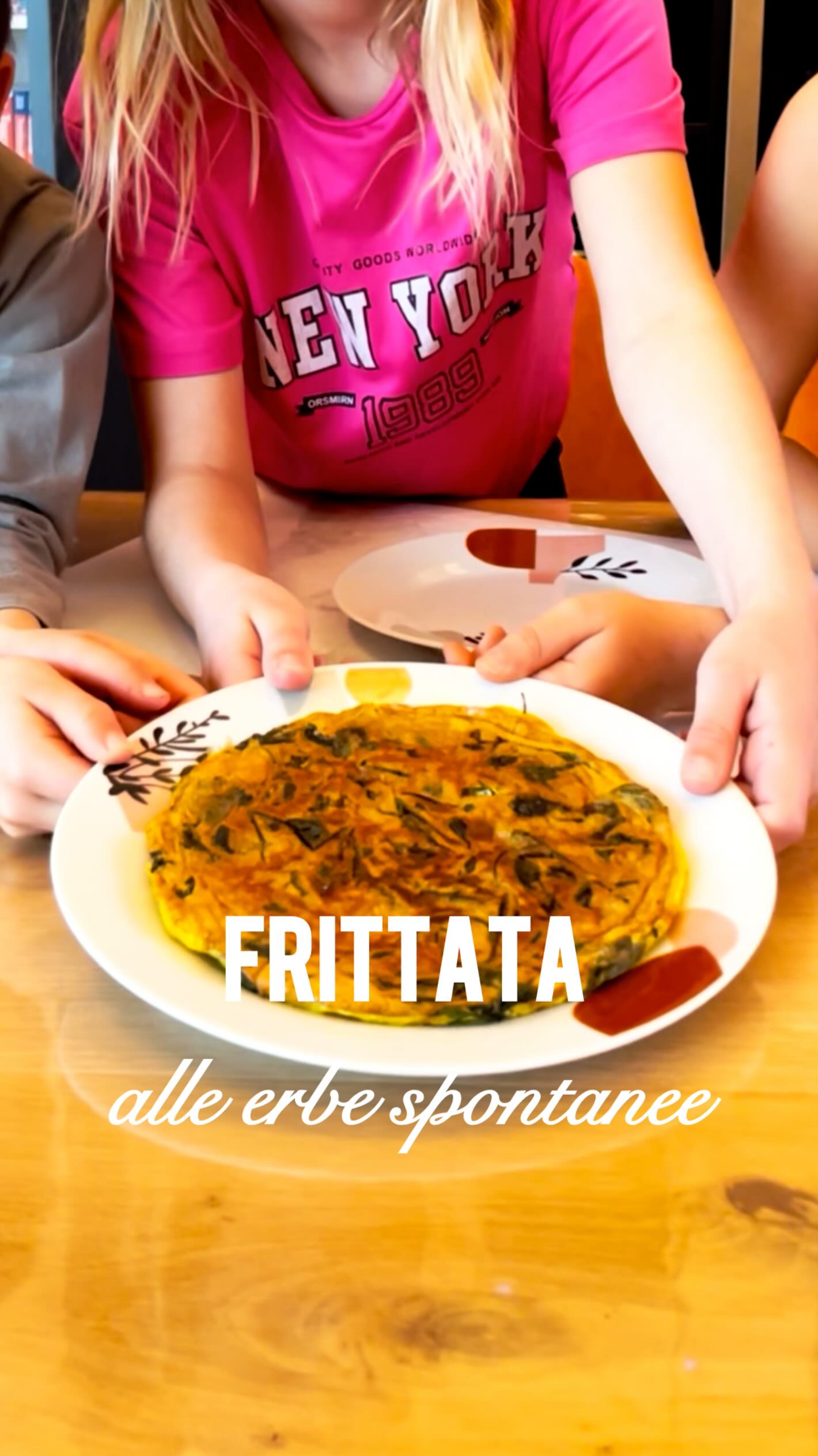 RICETTA DOPO IL PIPPONE (che credo valga la pena leggere) 😅
Questo video è rimasto nelle bozze per quasi 3 settimane. Ero indecisa se pubblicarlo oppure no, e lo sono ancora mentre scrivo. Perché è qualcosa di nostro. Anzi, qualcosa di loro: un’esperienza che si sono portati a casa da scuola.
Sul mio profilo non troverete i visi dei miei figli. Non li vedrete cucinare con me per attirare attenzione di chi scrolla reel. Non li metterò in primo piano nei nostri viaggi. E quelle rare volte in cui compaiono, sono di spalle o talmente lontani da essere irriconoscibili. È una scelta precisa. Non entro nelle motivazioni e non giudico chi fa scelte diverse: ognuno ha le sue.
Ma torniamo a questo reel 💛
Si sono divertiti tantissimo e ci hanno messo davvero impegno, tutti e tre.
Hanno preparato una cosa bellissima: una frittata alle erbe spontanee e fiori, che hanno raccolto a scuola durante la lezione di scienze. È perfetta da rifare insieme ai vostri bambini.
Ingredienti:
- erbe spontanee
- erba cipollina
- tarassaco
- primule
- 3 uova
- sale e olio q.b.
Procedimento:
Sbattete le uova con un pizzico di sale. In una padella con un filo d’olio fate appassire le erbe. Quando sono morbide, aggiungete le uova e lasciate cuocere finché la frittata sarà dorata su entrambi i lati.
Perfetta per una merenda o una cena semplice, di quelle che sanno di natura e di tempo insieme.
Perché si sa: soprattutto per i bambini, le cose raccolte e cucinate con le proprie mani… sono sempre più buone 🌿
#cucinaconibambini #erbespontanee #ricettesemplici #valigiainfarina #lοverslight