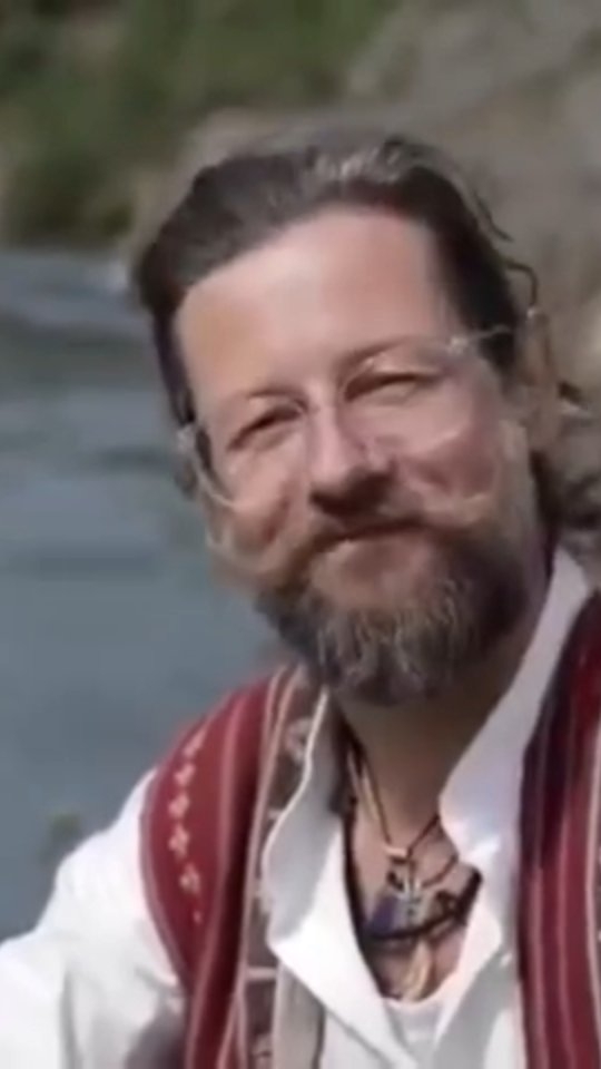 «Autrefois, Montpellier était la capitale mondiale des parfums, avant Grasse.» L’homme qui rappelle ce fait s’appelle Nicholas Jennings, un Britannique installé à Saint-Guilhemle-Désert, aux portes des gorges de l’Hérault. Arrivé ici il y a quinze ans, il est l’un des 26 parfumeurs naturels recensés dans le monde. Thym, romarin, ciste, hélichryse… tout ce qu’il trouve lors de ses balades lui sert à créer des parfums 100% bio, en utilisant les techniques du XVIII e siècle. So chic !
Nicholas Jennings est l'un des héros du documentaire Les Trésors cachés des gorges (2022 France 5)
#naturalperfume #parfumnaturel