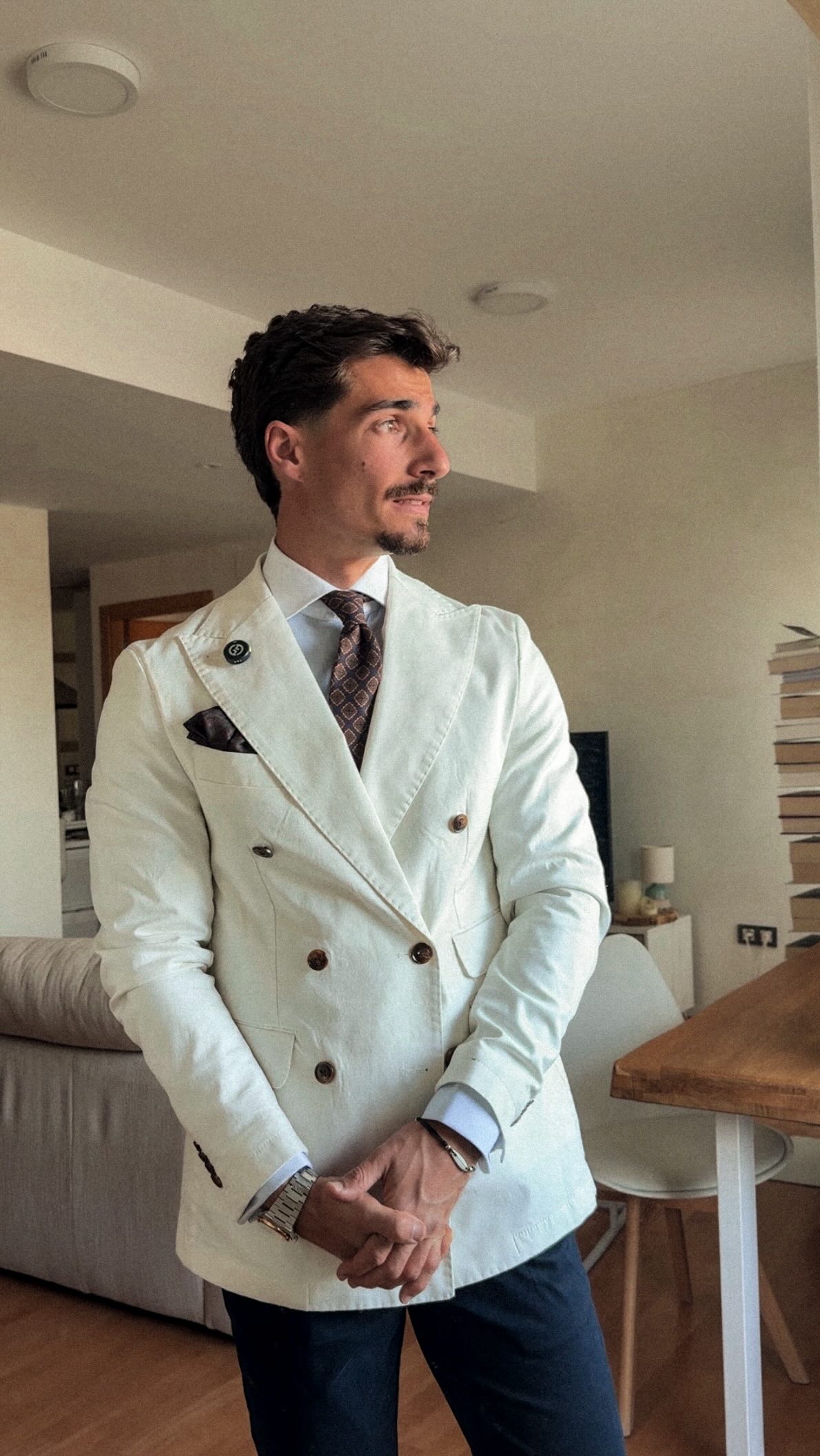 Consejos para vestir en la Feria de Abril 🤵🏽♂️
Que conste que yo he sido el primero que ha cometido todos estos “fallos” 🎩
Espero que os sirva para que vayáis bien elegantes al Real, nada se lo merece más.
Si os gusta algo del vídeo, todo es de @alvaromoreno.es 🖤 cualquier cosa que os falte la tienen, y encima a muy buen precio: trajes, corbatas, pañuelos, tirantes…
A disfrutar con salud que ya no quea naaaaa 💃🏽
Publi #feriadeabril #feriadeabril2026 #feriadesevilla #modahombre
