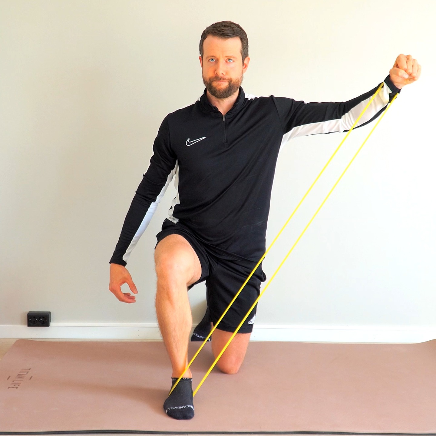 Runde & STERKE skuldre? Bruk en lett elastisk miniband og kjør sidehev fra knær 🔥 Ønsker dere flere øvelser med MINIBANDS? 😀
📲 Bli STERK med APPen vår: https://styrketreninghjemme.no
#skulder #hjemmetrening