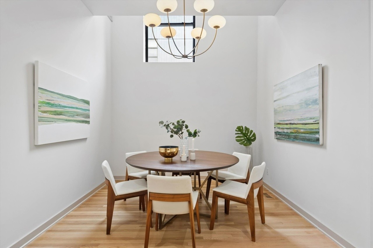 A tranquil dining experience, blending the calming effect of green with a serene, minimalist atmosphere. #chicago #chicagorealestate #havenhomestager #chicagohomestaging #stagingworks #stagingsells #staging #homestaging
