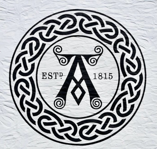 Islay é visita obrigatória, pelo menos uma vez na vida, para qualquer entusiasta do whisky. O bom é que não precisa escolher da para gostar de todas.
Port Ellen não está no carrossel porque ainda não havia sido reinaugurada em nossa última visita. Tá na hora de ir de novo… 🥃🥃🥃🥃
PS. Se quiser visitar Islay sem ir à Escócia, seus Whiskies são uma ótima opção. Altamente recomendáveis!!