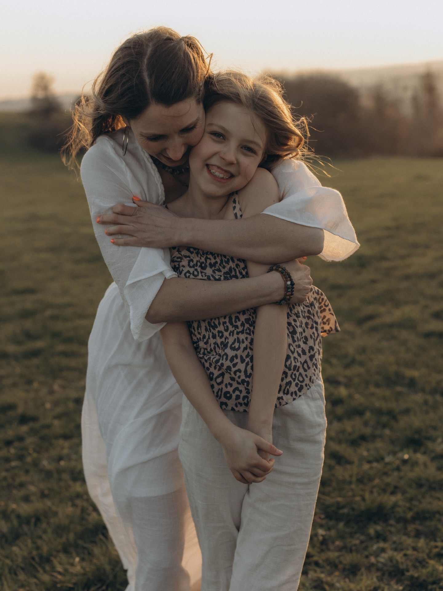 Manchmal fühlt sich die Welt an wie ein permanentes Drängen. Aber dann, wenn wir raus gehen, legt uns die Natur eine andere Wahrheit vor
Die Natur ist nicht langsam, aber präzise. Wir lernen von ihr, dass alles seine Zeit hat Geduld bedeutet also nicht warten, sondern Vertrauen
Vorallem als Mama kennt man das; zwischen dem Wunsch, das etwas leichter wird und der tiefen Weisheit, dass Entwicklung Zeit braucht.
Mama Gedanken an Ostermontag 💕✨