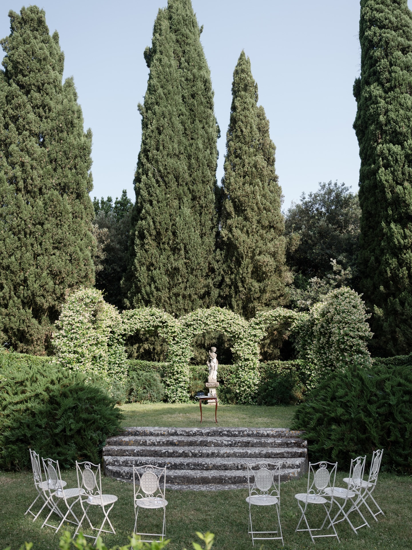 “The secret wonders of the villas and castles of Italy.”
Another stunning location in the heart of Umbria 🤍
Thank you to @veevidly for bringing me along to document this beautiful couple saying “I do”