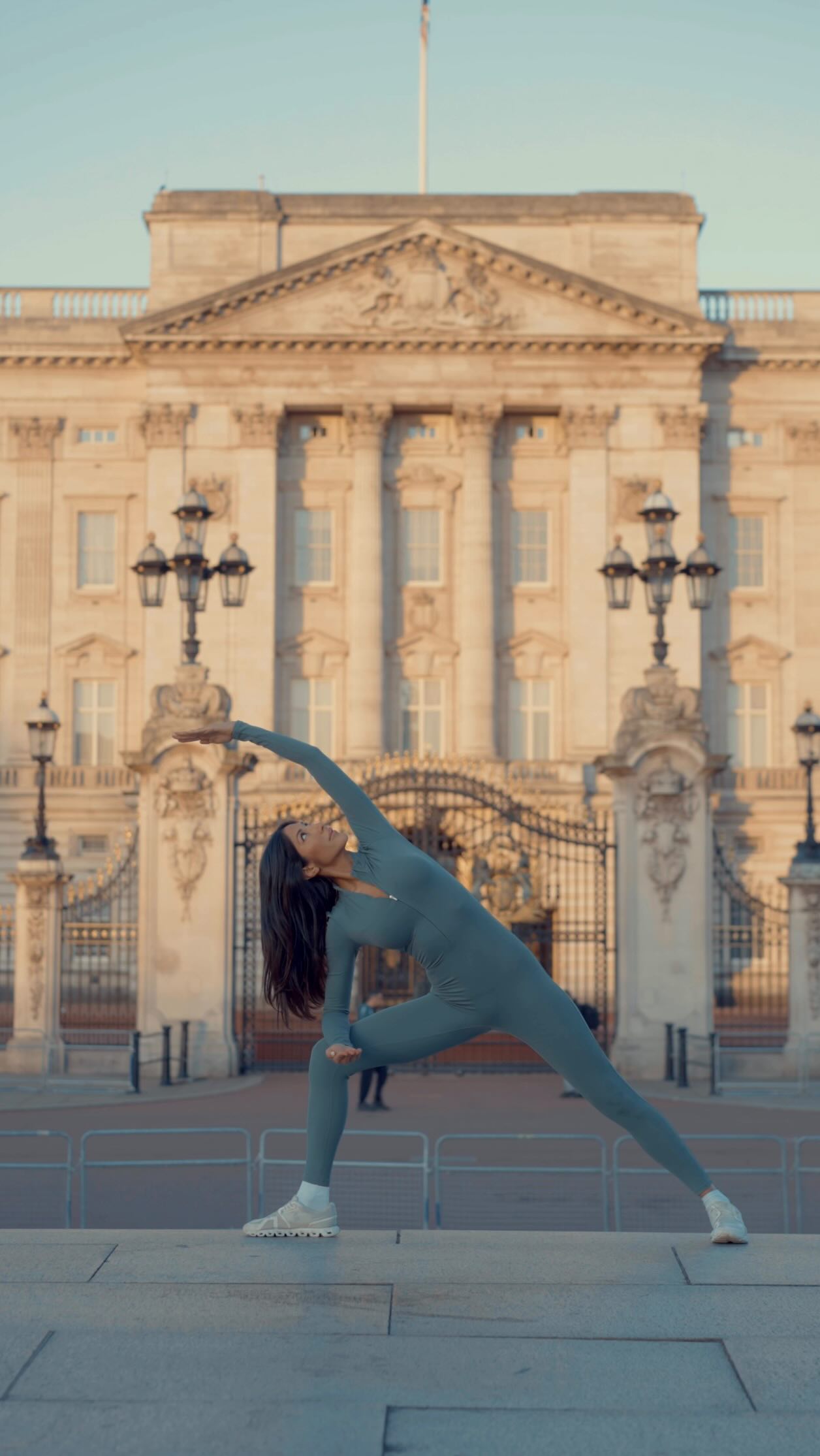 Here is a mini flow from Buckingham Palace, London to help open up your chest and shoulders for better breathing and posture 🤍
📸: @kohnobe