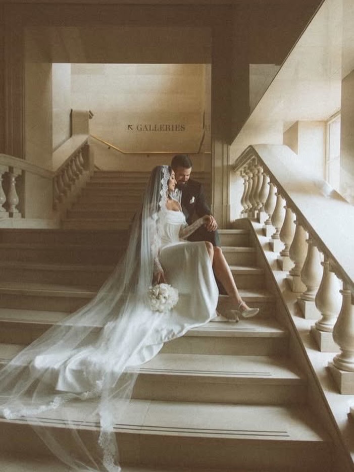 Sooo stunning...
Definitely a crowd stopper that'll be on your mind for years to come 🤍 Robbie has that balance between chic, classic and sexy for the effortlessly elegant bride.
.
@maysaaramadan_
@annaliisaphotography_
.
.
#designingtheday #weddingphotos #elegantbride #laceveil #fyp