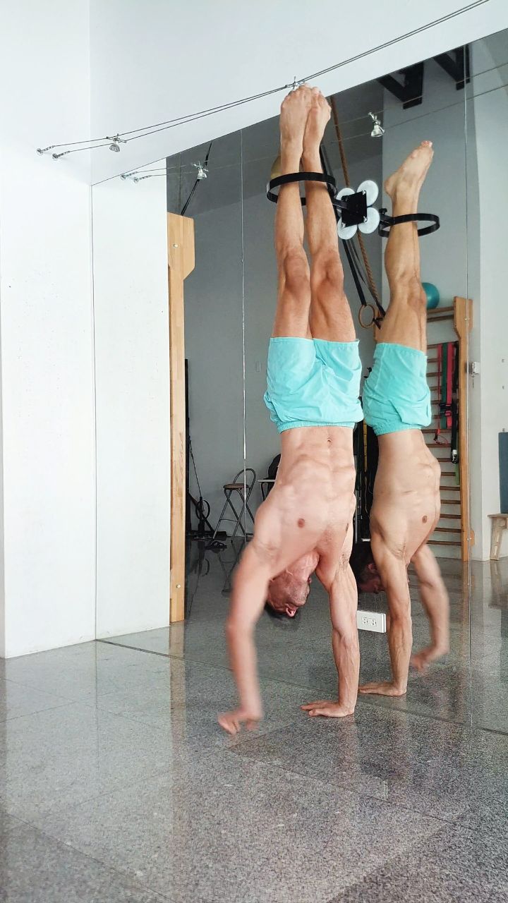 360 Degree walk turn using Handstand Loop
www.fitprogress.com/shop/handstand-loop
Handstand Loop helps you maintain handstand balance with ease, allowing longer, more confident practice.
FitProgress Studio Coaching @HandstandTrack Balance Support System.