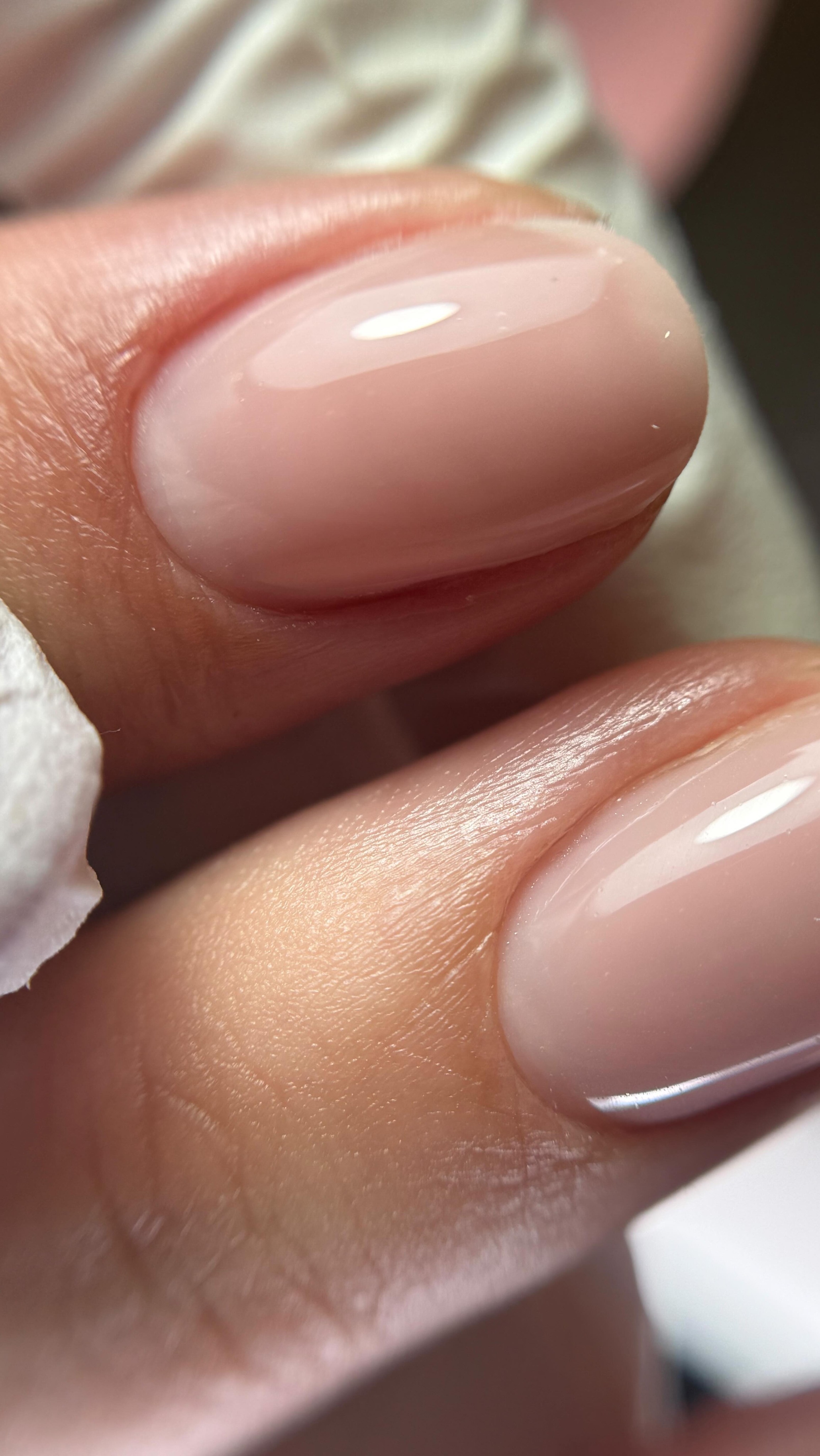 Dusting and cleansing are not the same thing.
Dusting removes visible debris from the surface of the nail.
But it doesn’t remove oils, residue, or microscopic contamination that can affect adhesion.
After prep, the nail plate can still hold:
-Natural oils
-Dust particles
-Residue from filing
If this isn’t properly removed, it can interfere with how product bonds to the nail.
This is where cleansing becomes essential.
Cleansing the nail plate ensures that the surface is free from contamination before applying any bonding products.
Both steps serve a purpose.
Dusting prepares the surface visually.�Cleansing prepares it properly.
Skipping either step can compromise your prep and ultimately your retention.
Strong retention starts with a clean surface.