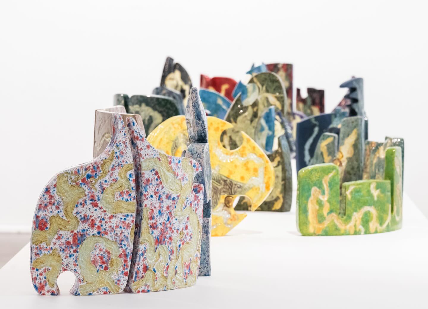 ✨ The Road to Aurora الطريق الى الشفق ✨
120x660x40 cm
Stoneware, 1240 °C | 2025
A work consisting of 20 parts forming a continuous journey.
Inspired by the colours and movements of the northern lights.
Each part carries a synonym for the word “love” in Arabic.
The work reflects love as an ongoing path.
Frozen Light
26.02.26 → 12.04.26
@kunstnerforbundet
📸 @_dagj_