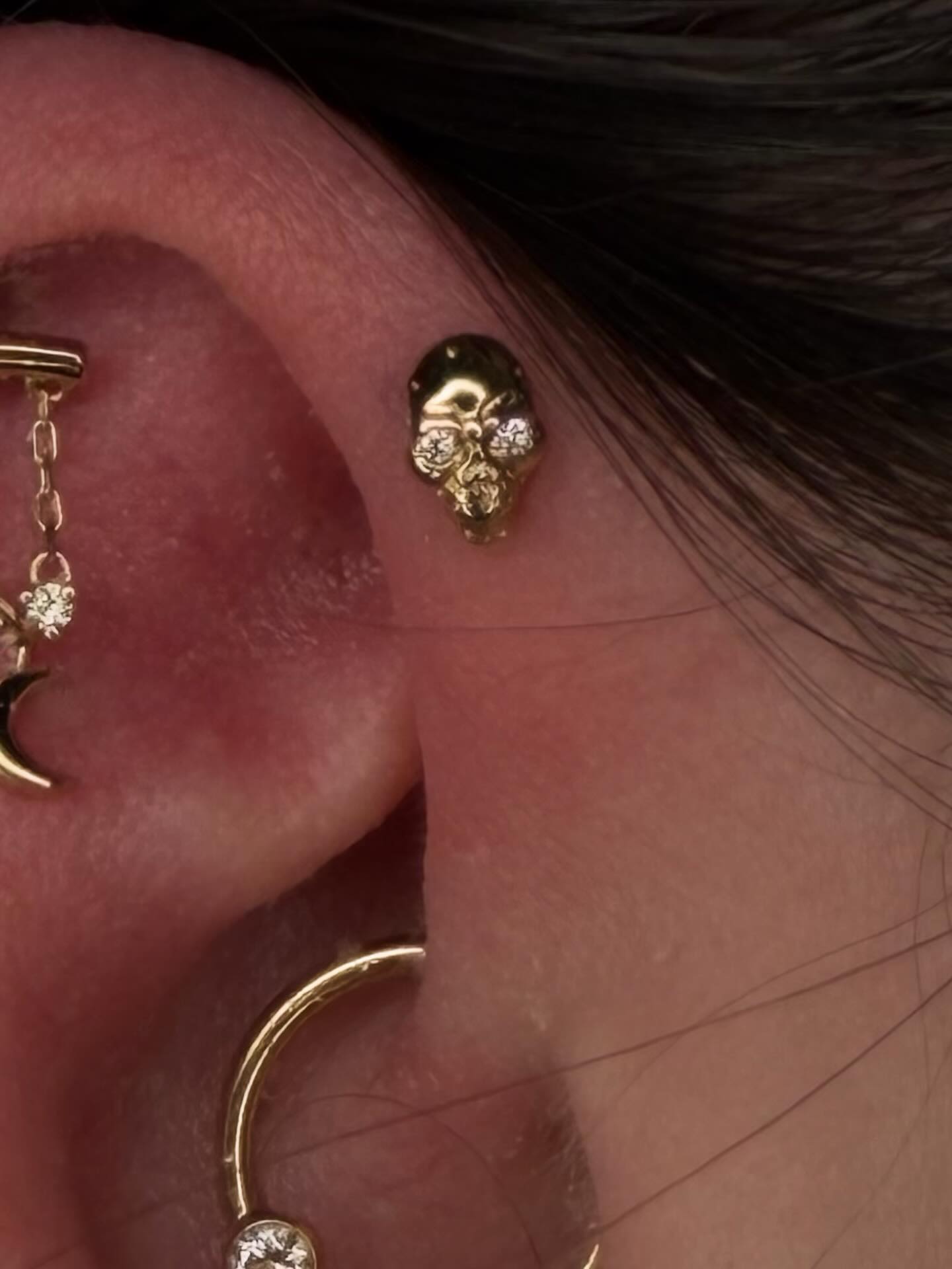 Forward Helix Piercing with a 14k Yellow Gold Skull with Diamond Eyes by @piercingbyroy 💀💀💀💎💎💎
#StayTrueBodyPiercing #SafePiercing #appmember
