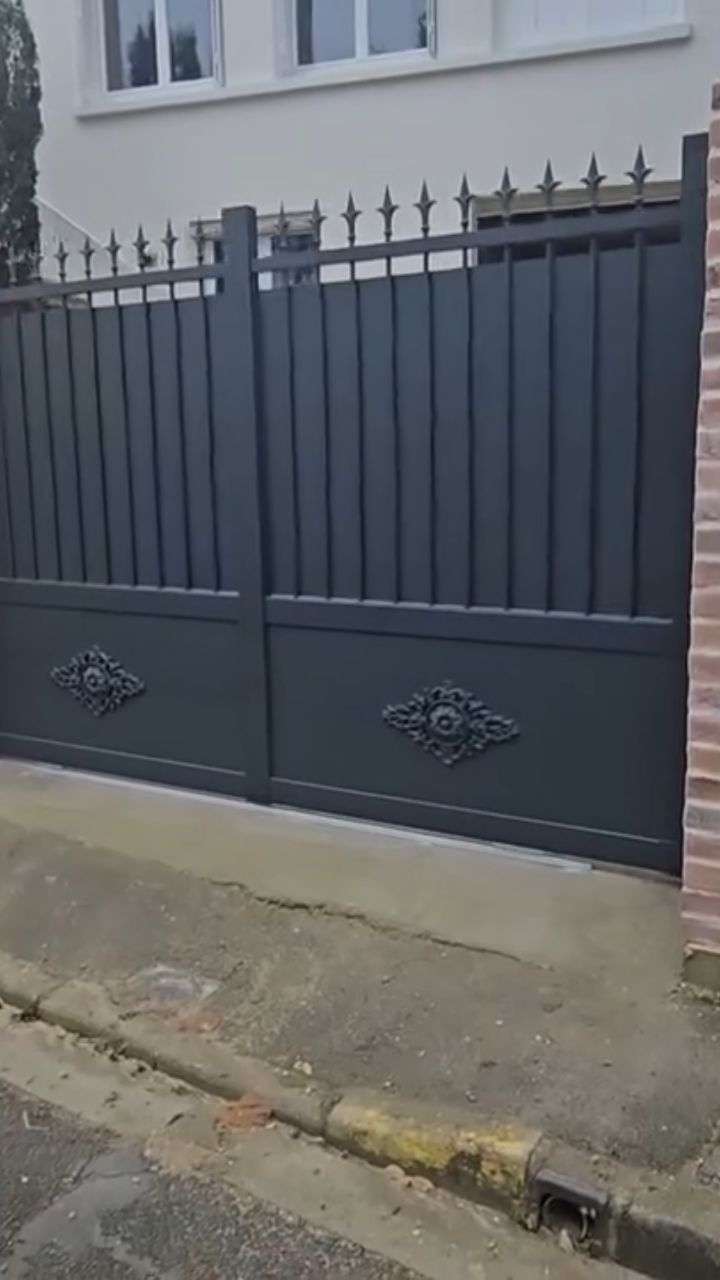 🚪 L’élégance du fer forgé, repensée en aluminium 🚪
Réalisation signée GMS ALU avec la pose d’un portail coulissant et portillon imitation fer forgé, alliant charme traditionnel et performances modernes :
✔️ Motifs décoratifs lances fleurs de lys et palmettes
✔️ Esthétique fer forgé avec les avantages de l’aluminium
✔️ Ensemble robuste, durable et sans entretien
✔️ Motorisation Somfy – garantie 5 ans
✔️ Interphone Urmet pour un contrôle sécurisé des accès
✔️ Fabrication et pose sur mesure
✔️ Sécurité et finitions soignées
📍 GMS ALU à Pont-de-l’Arche (27340)
📞 02 35 91 07 23
📧 contact@gmsalu.com
👉 Vous aimez le style traditionnel sans les contraintes ? Parlons de votre projet.
#GMSALU #PortailCoulissant #Portillon #ImitationFerForgé #FleurDeLys #Palmette #Motorisation #Somfy #Interphone #Urmet #Garantie5Ans #MenuiserieAluminium #SurMesure #Normandie #PontDeLArche