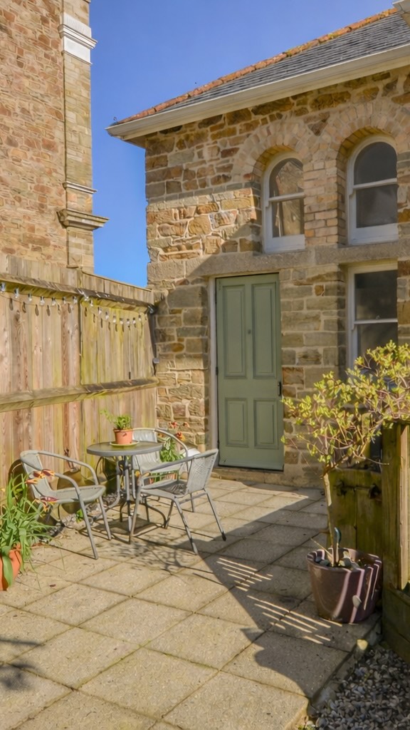 🙌 NEW PRICE 🙌
📍11 The Old Manor House, Bodmin
🏠 £117,500
A beautifully presented one double bedroom apartment set within a charming Grade II listed building, ideally located in the heart of Bodmin town centre. Combining character features with comfortable modern living, this delightful home offers a unique opportunity to reside in a property full of charm and history.
To enquire about this property, please call our Bodmin Branch on 01208 74182 📞
#cornwallliving #cornishestateagents #propertiesforsale