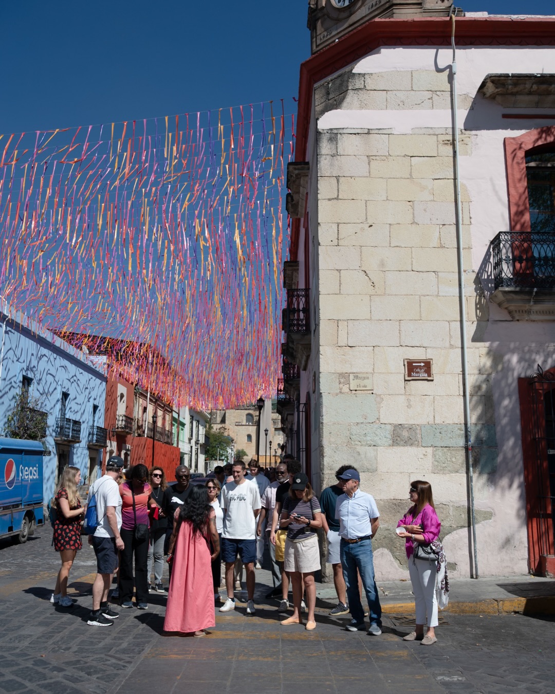 Esto fue un “walking tour” de esos donde realmente vives las calles, entiendes la ciudad y conectas con lo que hace especial a Oaxaca.
Nos gusta que no sea solo caminar por caminar, sino ir conociendo a fondo, metiéndote en los detalles, en la historia, en la vibra del lugar.
Todo a tu ritmo, pensado para que disfrutes y te lleves mucho más que solo fotos.
Porque Oaxaca se conoce mejor… caminándola.