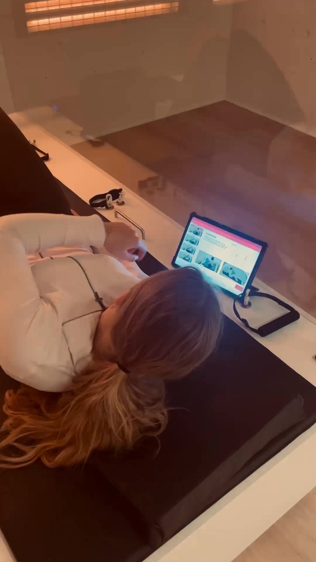 ✨ Sporten in de Cocon Active ✨
De Cocon Active is veel meer dan gewoon bewegen. 🤍
Tijdens de sessie lig je in een warme cocon terwijl je sport,
waardoor je lichaam extra gestimuleerd wordt van binnenuit.
Wat doet het precies?
✨ Stimuleert vetverbranding
✨ Helpt bij huidversteviging
✨ Activeert de doorbloeding
✨ Ondersteunt het afvoeren van vocht en afvalstoffen
✨ Werkt ontspannend
⸻
Wist je dat… 🤍
je in de Cocon Active vaak meer zweet dan bij een gewone workout,
waardoor je lichaam extra wordt gestimuleerd om afvalstoffen af te voeren?
⸻
Wil je graag zelf ervaren wat het met je lichaam doet?
Je bent altijd welkom voor meer info of een eerste sessie 🤍