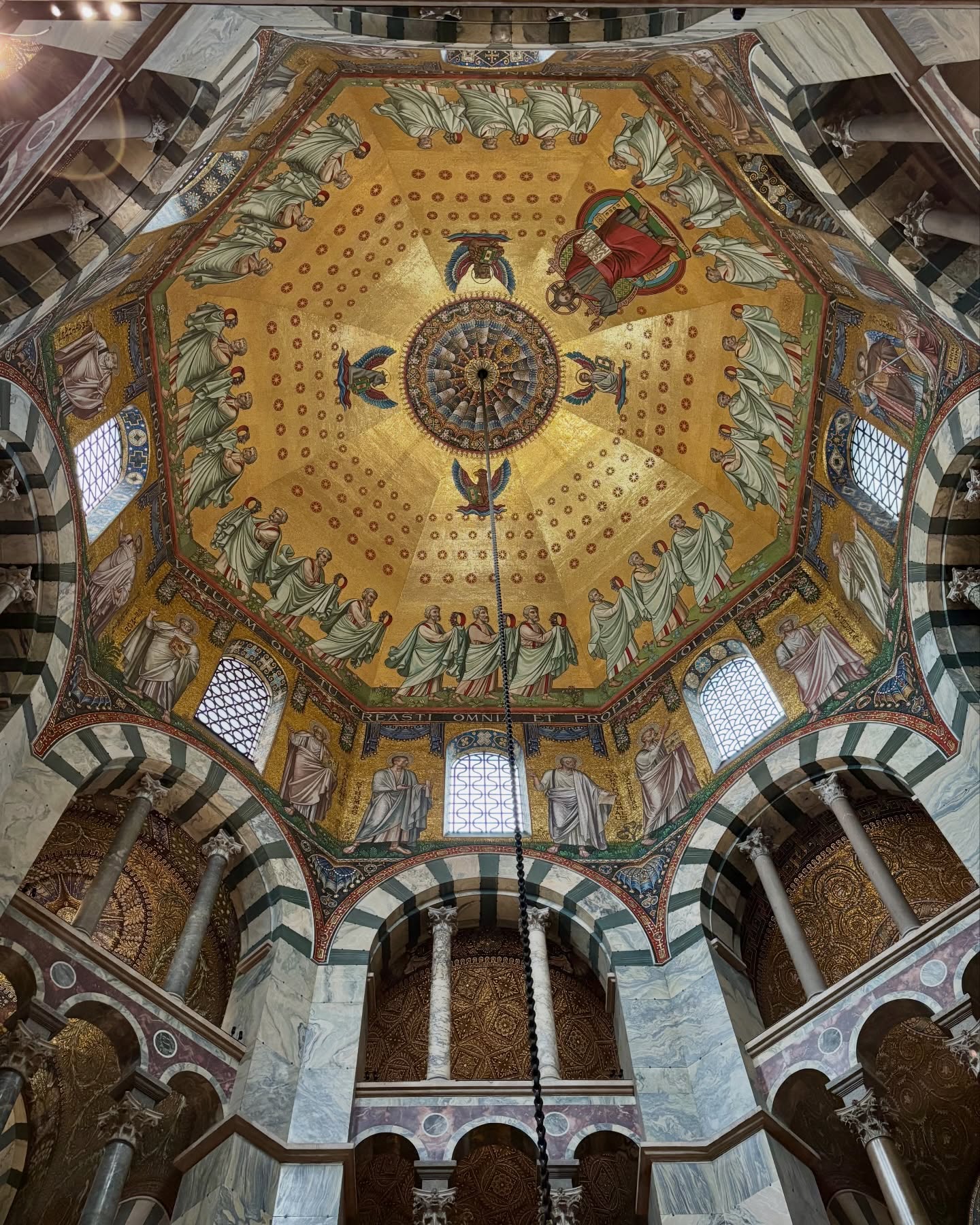 𝗘𝘂𝗿𝗼𝗽ä𝗶𝘀𝗰𝗵𝗲 𝗚𝗲𝘀𝗰𝗵𝗶𝗰𝗵𝘁𝗲 𝗮𝘂𝘀 𝗦𝘁𝗲𝗶𝗻
Den #aachenerdom kannte ich bisher nur aus Dokus. Heute selbst dort zu stehen, war für mich deshalb etwas ganz Besonderes. Es ist einer dieser Orte, bei denen man sofort merkt, dass hier Geschichte nicht nur erzählt wird, sondern förmlich in den Mauern steckt.
Der Dom in #aachen geht auf die Pfalzkapelle Karls des Großen zurück, deren Bau um 790 bis 800 begann. Später wurde er nicht nur mit Karl dem Großen selbst eng verbunden, sondern auch zum Krönungsort römisch-deutscher Könige. Seit 1978 ist er außerdem Deutschlands erstes UNESCO-Welterbe. Für mich war das heute nicht einfach nur ein Besuch, sondern ein ziemlich besonderer Moment europäischer Geschichte in echt.