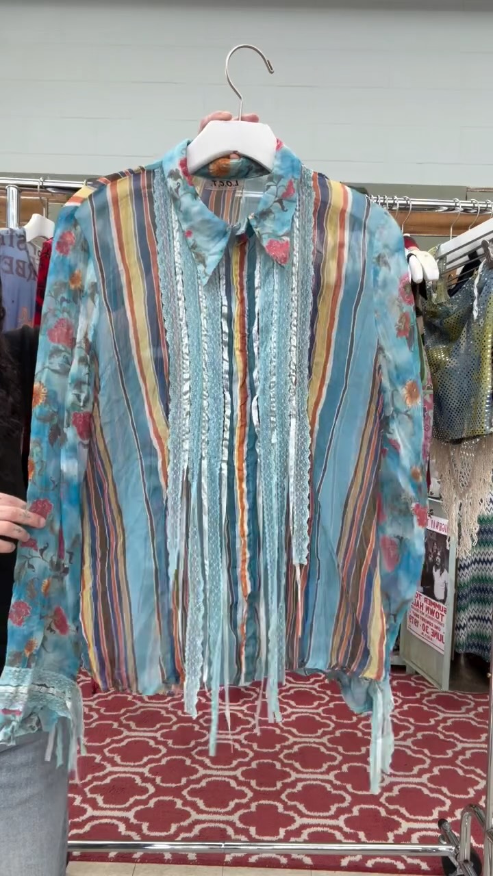 Ur so 2000 and late! 💋 New drop of Y2K tops just hit the floor and honey…. These are everythinnnggggggg 😍 Giving us major Disney channel original movie wardrobe vibes 🩵 You can’t find pieces like this anywhere else 😉
#timewarpbr #shoplocal #midcitybr #vintagefashion #vintage