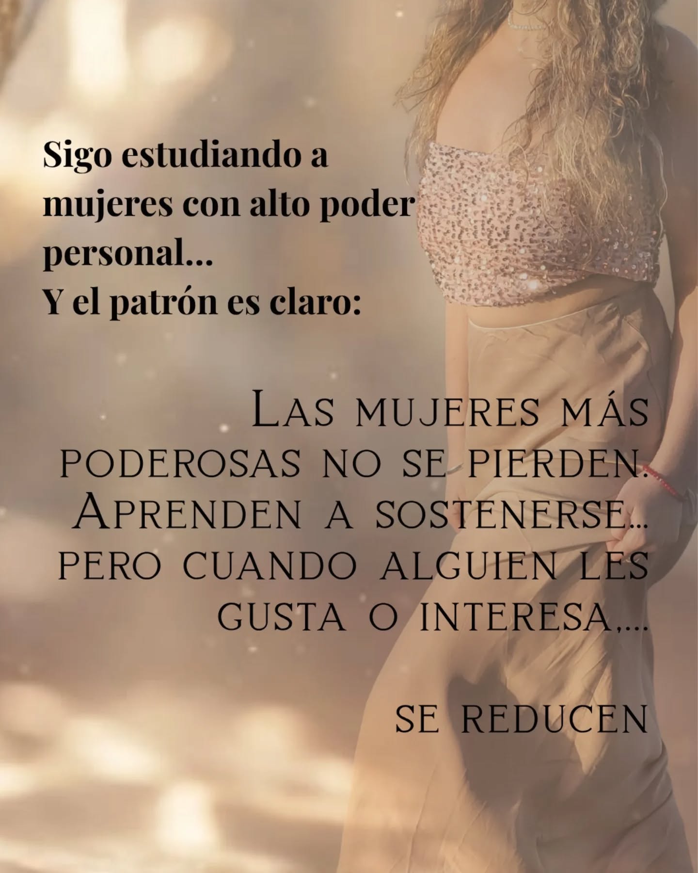 Hay algo que veo en mujeres con alto poder personal.
No están perdidas. No están confundidas.
Pero en el amor… se reducen.
De forma sutil:
esperan más
dicen menos
entienden demasiado
Y lo llaman evolución.
Pero lejos de serlo, es adaptación.
Las mujeres que entran a Travesía
ven ese movimiento
y dejan de hacerlo.
Las que todavía necesitan acomodarse
para sostener un vínculo,
no están listas.
Te espero en mis DM si sos esa mujer que ya quiere dejar de repetirse y elevarse para un amor real y correspondido.