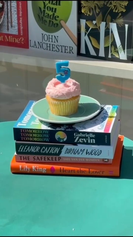 Gorgeous Sunny London Days ☀️🍷☕📚
Whether you're picking up a book recommendation en route for a session in the park, or soaking up the sun at our shop-front tables with a glass of fizz, a coffee and a good book; whether you're spending a solo few hours immersed in another world or coming to hang out with a.friend or a date, we've got the perfect vibes for this last April weekend.
And don't forget, it's your last weekend to enjoy our Books of the Year / crement combo. Buy one of our books of the year (including Heart the Lover which is now fresh in paperback) and get a glass of cement for £7.
We're open until 9pm for 📚☕🍷