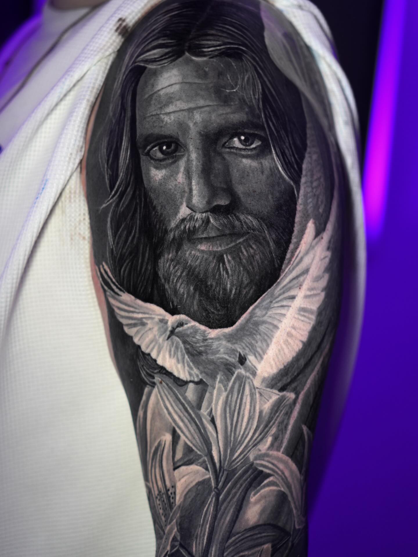 👁️ Une pièce qui porte une forte dimension spirituelle.
Nous avons réalisé cette partie du bras autour du Christ, dans la continuité d’un projet complet comprenant également la Vierge Marie.
Une composition pensée pour raconter une histoire, avec cohérence et intensité.
Je suis particulièrement touché par ce type de thématique.
Le travail religieux m’inspire profondément, tant par sa symbolique que par l’émotion qu’il transmet.
Très heureux du niveau de détail que nous avons pu atteindre sur cette pièce,
et reconnaissant envers Dylan pour sa confiance et pour m’avoir laissé représenter sa foi à travers mon travail.
—
📅 Mon agenda est actuellement ouvert.
Pour ton projet, tu peux m’écrire en message privé
ou réserver directement une visioconférence via mon site web (lien en bio).
•
#tatouage #tattoorealism #blackandgrey #tattooartistfrance #religioustattoo