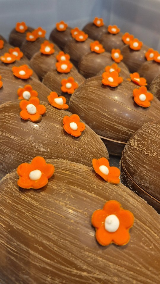 🌸 .. Et le voilà notre œuf chocolat au lait 2026! 🌸
Une seule règle pour Pâques : se faire plaisir 🤍
Bien 5 tailles d'œufs cette année 😍:
Ça commence à 40g et ça finit à 300g de pureourmandise ✨
5 formats. 0 regrets. 🥰
Vous êtes plutôt raisonnable…
ou totalement tenté(e) ? 🤭🐣
📍 Disponible directement en boutique au Grand Hôtel-Dieu ou sur notre site internet.
#paques #nicolashennemann #artisan #chocolat #Lyonfoodies