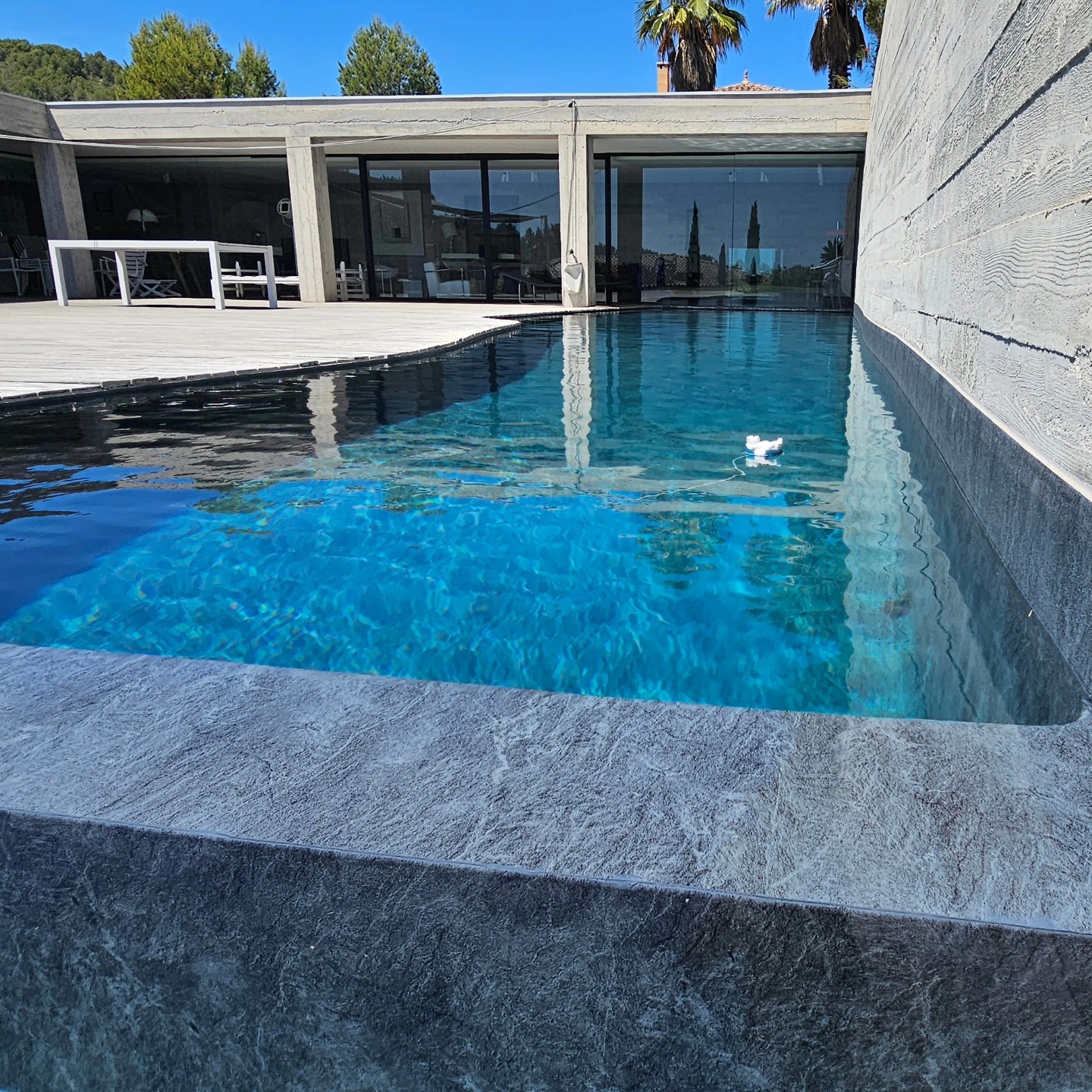 Rénovation piscine 12x4x1,60, feuille de pierre initiale qui n'a pas tenu au bout de 3ans, réfection de toutes les pièces à sceller et spots, Membrane armée 3D Touch RENOLIT Élégance 👍
#renovationpiscine #renolitalkorplan #bandol