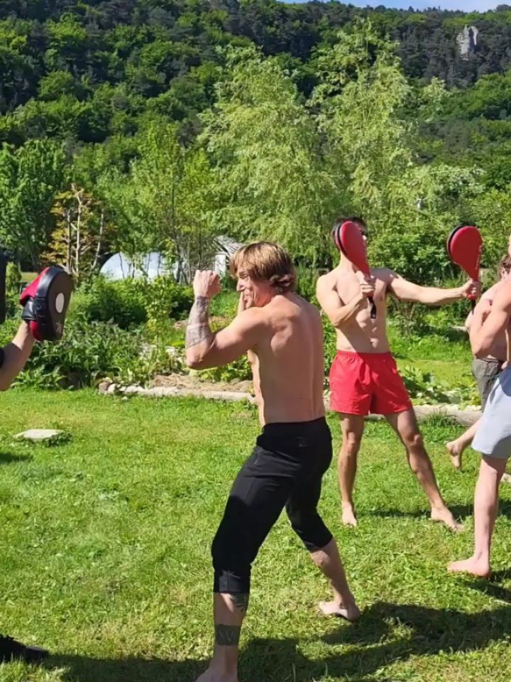 🚀 Stage intensif hommes pluridisciplinaire
.
- Yoga
- Arts martiaux
- Handstand
- Tai Chi
- Callisthénie
- Jiu jitsu brésilien
- Bain froid
.
📍Le prochain a lieu au @moulindozon en Ardèche du vendredi 29 au dimanche 31 mai 2026.
.
➡️ Écris moi pour t'inscrire et voir si ton profil correspond:
.
Marc@martial-yoga.com
07 55 67 50 45