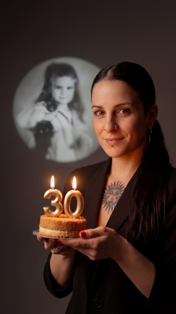 30 años de vida ✨🤟. Han sido años de muchas vueltas, de decisiones (algunas muy malas, no nos vamos a engañar), pero si algo tengo claro es que todo me ha traído hasta aquí.
Nunca he sido de contar mucho de mí por redes… soy más de hacer el canelo y que os riáis conmigo... Pero hoy me apetecía hacerlo así que ahí va:
⚡La fotografía empezó mucho antes de que yo lo supiera. Viene de mi madre… de álbumes, cajas llenas de fotos y negativos, de domingos en el sofá intentando adivinar quién era quién.
Y también de algo mucho más fuerte. La primera sesión de fotos que tengo, en teoría, iba a ser la última.
Soy superviviente de meningitis serotipo B (ahora ya sabéis por qué me falta un tornillo jeje). Con 2 años me hicieron una sesión de fotos de urgencia para tener un recuerdo antes de que pasara lo peor; pero no pasó. Gracias a una médica que se implicó día y noche conmigo.
Y aquí sigo.
Quizás por eso, años después, entendí lo que significa de verdad la fotografía… guardar lo que no podemos retener. Querer formar parte de algo antes de arrepentirse... Guardar los recuerdos por gusto y no por urgencia, crear un legado.
🔆Empecé haciendo fotos a diestro y siniestro. En mi caso me dió por el mar y el surf. Luego vino la escuela de arte, donde nada encajaba, suspendía ,no entendía nada...yo solo quería hacer fotos..
Un día mi tutor me dijo: "Para romper las reglas, primero hay que conocerlas". A partir de ahí, no paré. Trabajé en lo que hiciera falta: publicidad, fútbol, rallyes, gastronomía… Mi primera cámara me costó un año limpiando casas y cuidando a una señora mayor. Nadie me regaló nada.
Y ahora entiendo que eso también forma parte de todo esto.
🖤También hubo una etapa dura. Un trastorno mental que casi me hace soltarlo todo y un local que por poco me cuesta la salud restante que quedaba. Pero aquí estoy; seguimos poco a poco.
Nada de esto tendría sentido sin vosotros.
Gracias a los que llegasteis hace poco, a las familias que repiten y a los que confían. Es raro, es bonito… y es muy real. Gracias por dejarme formar parte de algo tan importante y por confiar en mí para guardar vuestros recuerdos... gracias de verdad 🤍