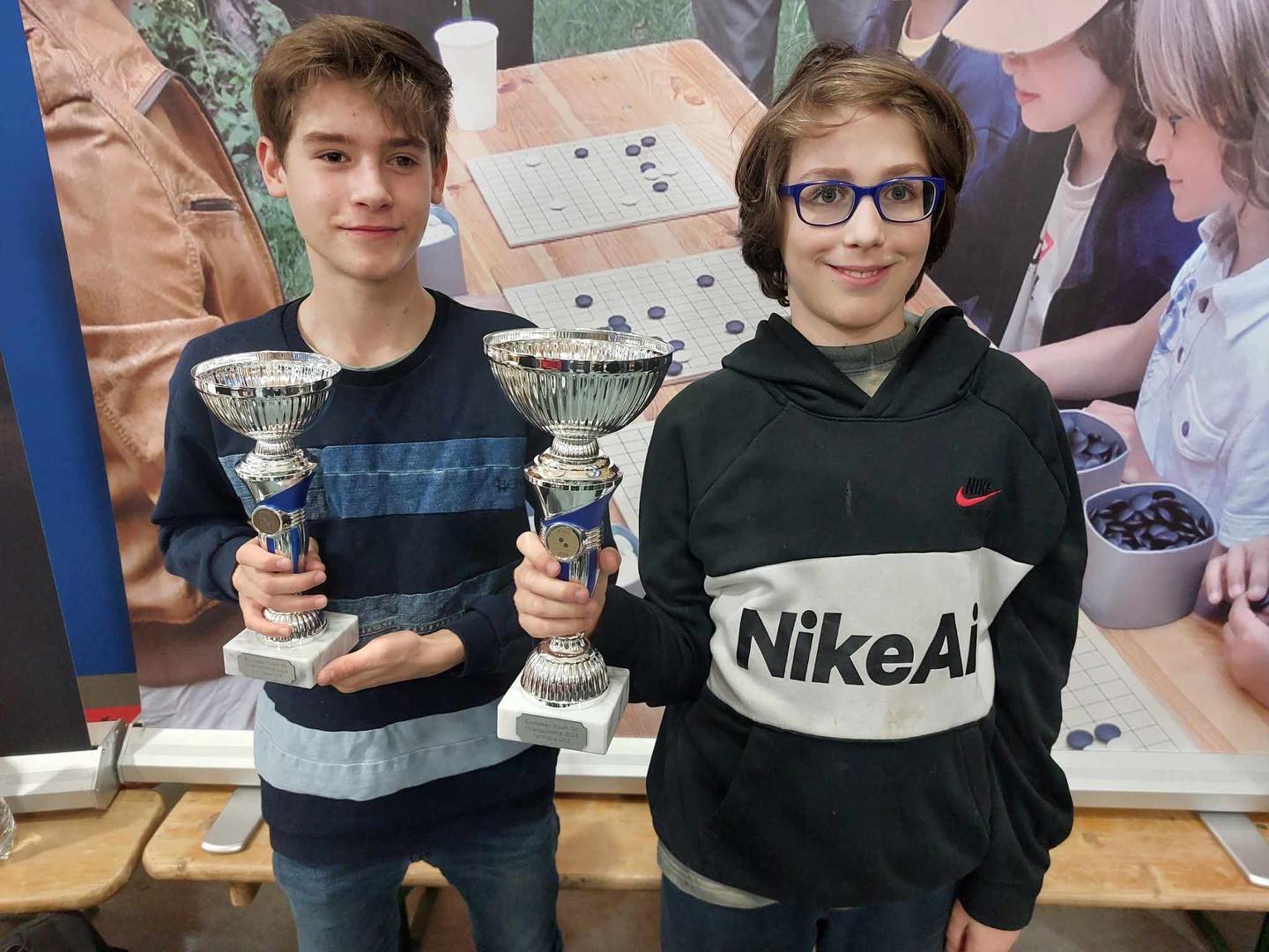 Česko získalo zlato 🥇na juniorském mistrovství Evropy v kategorii do 12 let a bronz 🥉 v kategorii do 18 let !! Obrovský úspěch! 🥳🥳
Za těmito úžasnými výsledky stojí naši dva největší talenti za posledních několik let: Bártík Dach 2-dan a Honza Komín 2-Dan. Jejich nasazení, vynaložené úsilí a dřina v tréninku jsou inspirací pro nás všechny. Děkujeme za reprezentaci a moc gratulujeme! ✨🏆
///
The Czech Republic won gold 🥇 at the European Youth Go Championship under-12 and bronze 🥉 in the under-18 category!! A huge success! 🥳🥳
Behind these amazing results are our two greatest talents of the last few years: Bártík Dach 2-dan and Honza Komín 2-Dan. Their commitment, effort and hard work in training are an inspiration to all of us. Thank you for the representation and congratulations! ✨🏆
#hugesuccess #goldmedal & #bronzemedal #for #czechia🇨🇿 #gameofgo #youthcategory #europeanchampionship