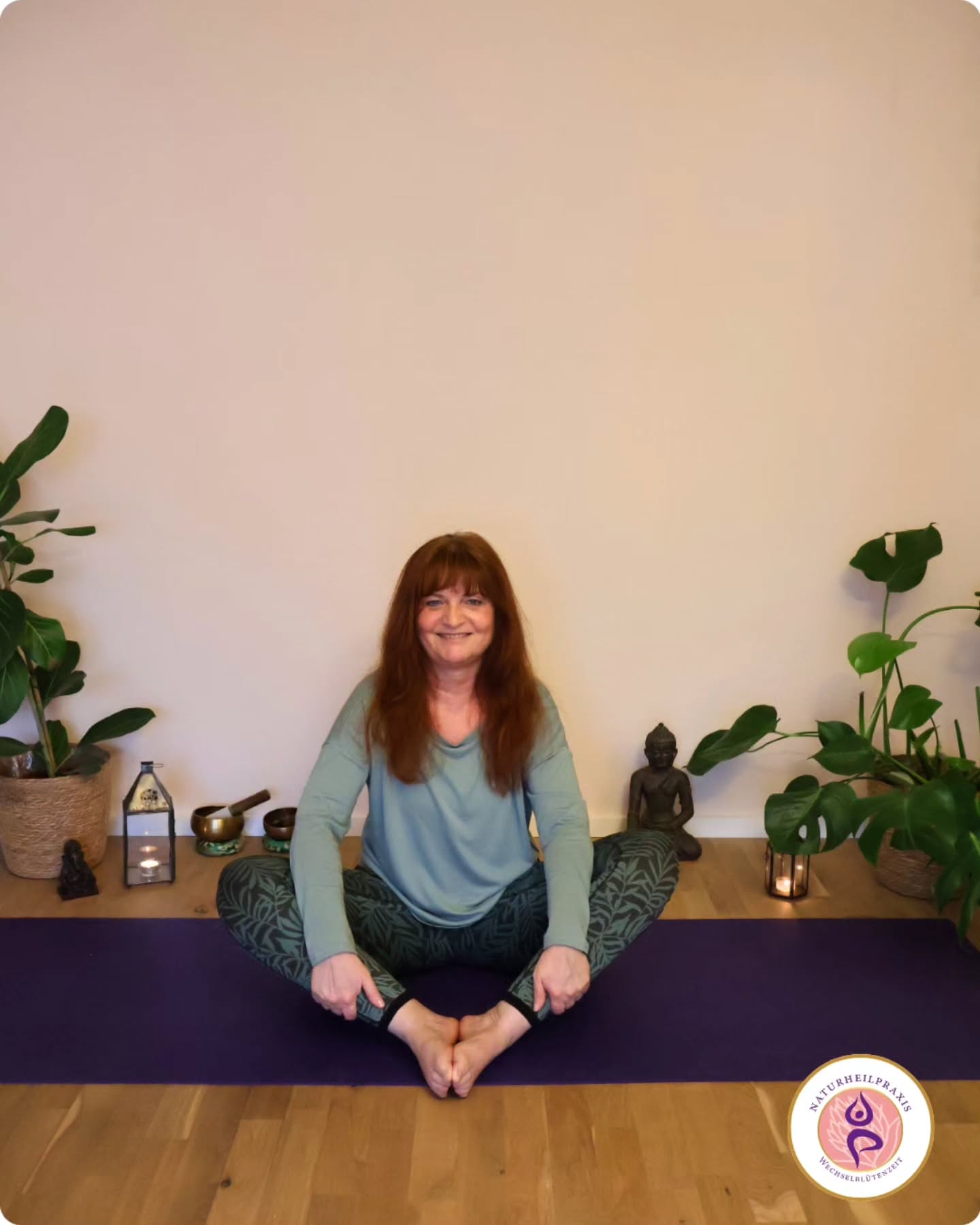 Dein Psoas – der Muskel deiner Seele
Tief in deinem Körper verborgen, verbindet er Wirbelsäule, Becken und Beine und verhilft deinem Körper zu einer aufrechten, stabilen und zugleich beweglichen Haltung. Er trägt dich nicht nur körperlich, sondern auch auf
einer tieferen Ebene. 🧘♀️
Der Psoas wird oft „Seelenmuskel“ genannt, weil er eng mit unserem Nervensystem verbunden ist. Er reagiert auf Stress, Angst und Anspannung und speichert unseren „Seelenschmerz“, all das, was wir emotional nicht vollständig verarbeiten konnten. 🤦♀️ Im „Kampf-oder-Flucht“-Modus zieht er sich
zusammen, um dich bereit zur Bewegung zu machen. 🏃♀️
Bleibt dieser Zustand bestehen, sowohl die körperliche Einschränkung als auch der Seelenschmerz, speichert dein Körper die Spannung tief im Inneren. Die Hüfte bleibt in ihrer Beweglichkeit eingeschränkt und es kann zu Rücken- und Hüftschmerzen, aber auch zu seelischen Blockaden kommen. ❤️🩹
Yoga hilft, Stress abzubauen und so darf auch dein Psoas wieder entspannen. Besonders hüftöffnende Asanas können tief sitzende Spannungen lösen und so den Heilungsprozess fördern. 🧘♀️
Wenn du innehältst, atmest und weich wirst, darf auch dein Psoas loslassen. Und mit ihm ein Stück von dem, was du nicht mehr tragen musst. 💖
Sanfte Grüße & Namasté
Deine Rita 💜
#seelenmuskel #yoga #achtsamkeit #stressabbau #yogainneckargemünd