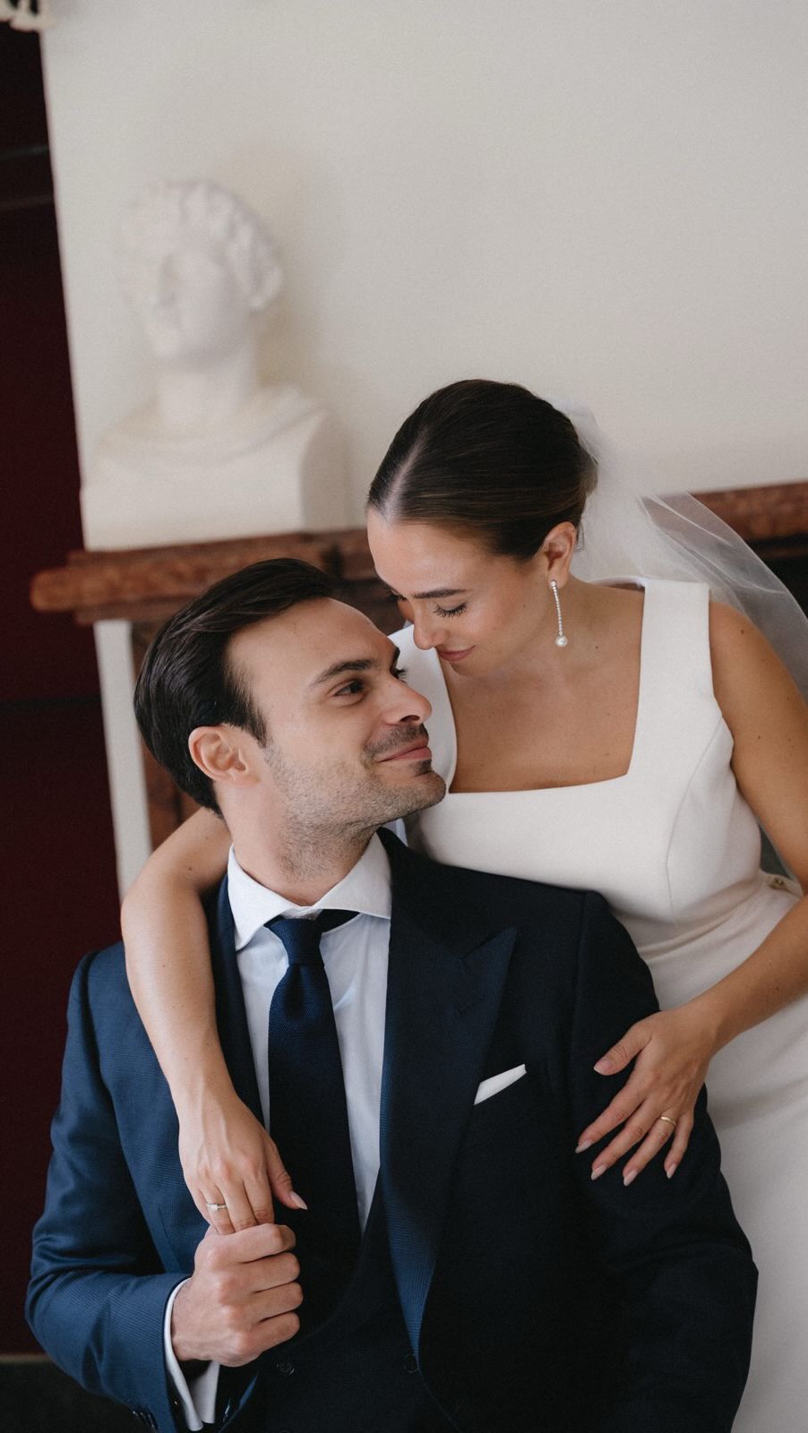 Hoy hace seis meses que celebramos la boda de María y Javier.
Una boda en la que se respiraba mucho amor del bueno, de ese que se siente en cada mirada, en cada abrazo y en cada sonrisa compartida.
Un día rodeados de amigos, de familia, de risas infinitas y de momentos que se quedan para siempre.
Foto @alexly_fotografo
Finca: @jardinesdeabril
Vestido: @rubenhernandezcostura_
Maquillaje: @raquelcastillo
Peinado: @claudiapinedospacapilar
Flores: @mamenblasco_flores
Zapatos: @pacogilshoes