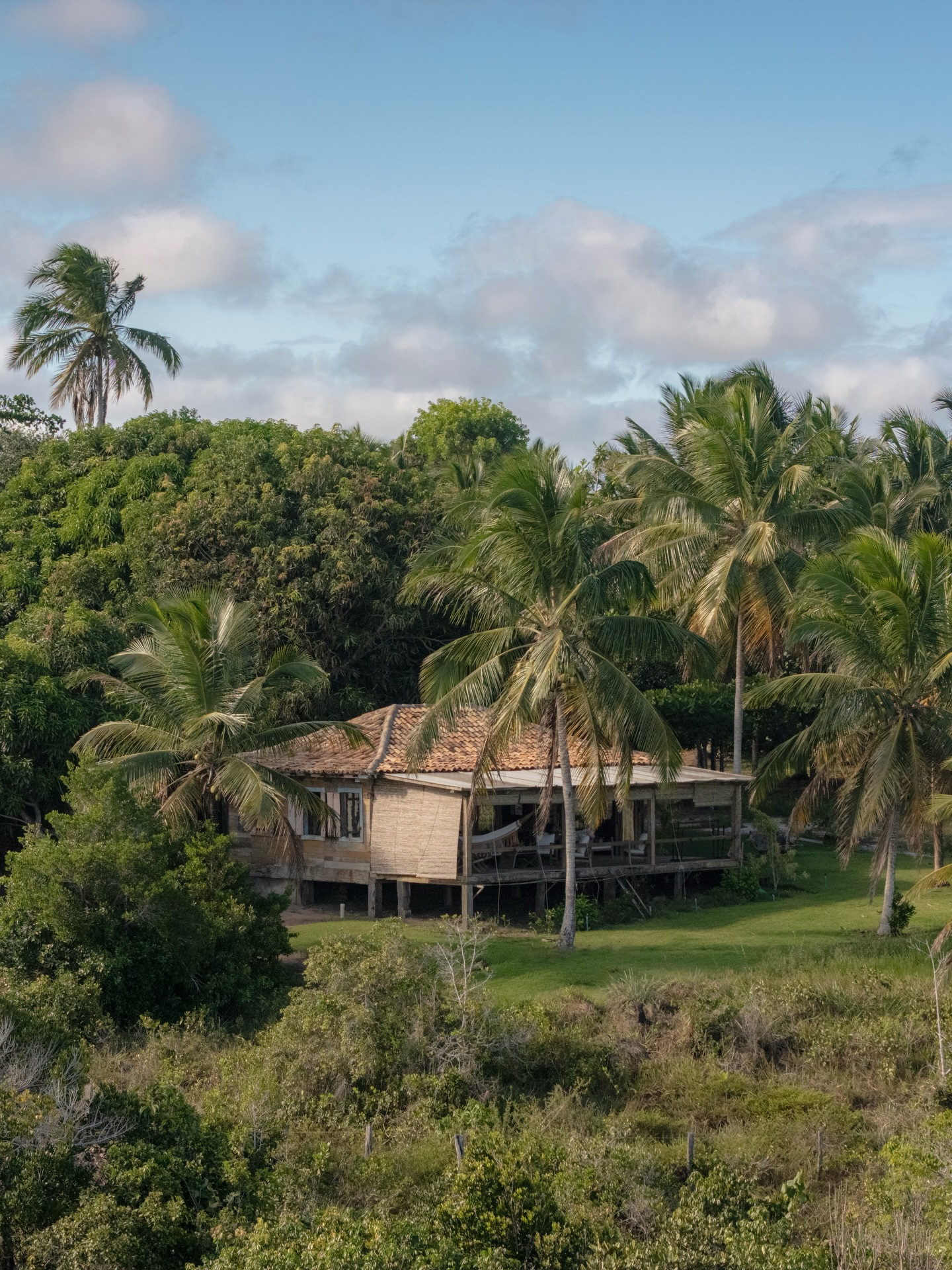 Novidade disponível para locação na Fazenda Espelho da Maravilha.
Uma casa que, há cerca de 100 anos, fazia parte de uma fazenda em Vitória, no Espírito Santo. Suas madeiras foram cuidadosamente desmontadas e ganharam um novo capítulo aqui, na Fazenda Espelho da Maravilha, preservando essência e memória.
Cada detalhe da Casa de Madeira carrega a sensibilidade de uma família apaixonada por arte e cultura. Peças escolhidas com olhar cuidadoso, obras que contam histórias e atravessam o tempo. Uma casa com alma e identidade própria.
A casa conta com uma suíte com vista para o mar, banheiro, lavabo, ampla varanda e sala integrada à cozinha. A estadia inclui acesso a todas as áreas de lazer da fazenda como piscina, salão para práticas de yoga e massagens, espaço gastronômico, além de acesso privativo à Praia do Espelho, com apoio exclusivo aos hóspedes.
Reservas exclusivamente pelo WhatsApp. Entre em contato para consultar disponibilidade e obter mais informações pelo link da Bio.
Fazenda Espelho da Maravilha — Praia do Espelho — Bahia