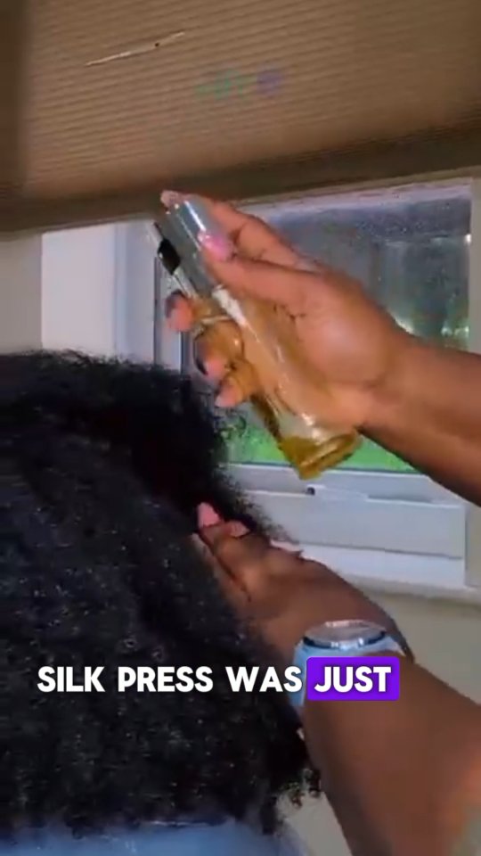 I used to think a silk press was all about turning up the heat…
But everything changed the moment I fixed the prep first
.
🧖🏽♀️✨ Clean scalp
💧 Deep moisture
💨 Proper blow-dry
That’s the real recipe for a smooth, shiny, long-lasting silk press.
Now my silk press lasts longer, feels lighter, and actually looks healthy. 💁🏽♀️✨
Because when the prep is right, the silk press just hits different. 🔥💆🏽♀️💫