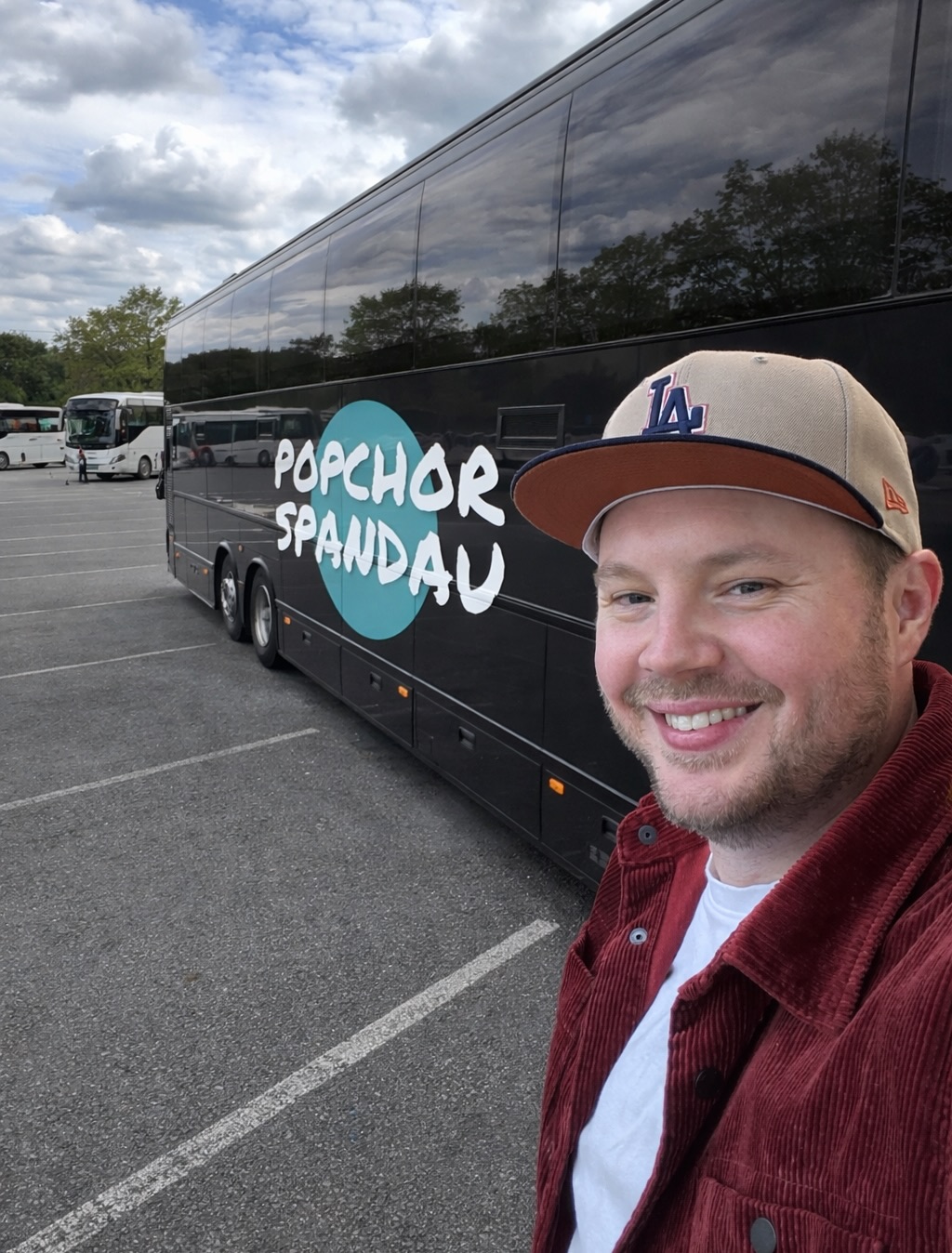 (APRIL, APRIL🤣)
😱 ENDLICH dürfen wir es euch erzählen…🥳 Der Popchor Spandau geht im Frühjahr 2027 auf Europa-Tour! 🚍✨💪🏻
Ihr könnt es nicht abwarten? 😬 Dann sichert euch Tickets für den 27.06.26. 🎟️ (Ticketlink in Bio)