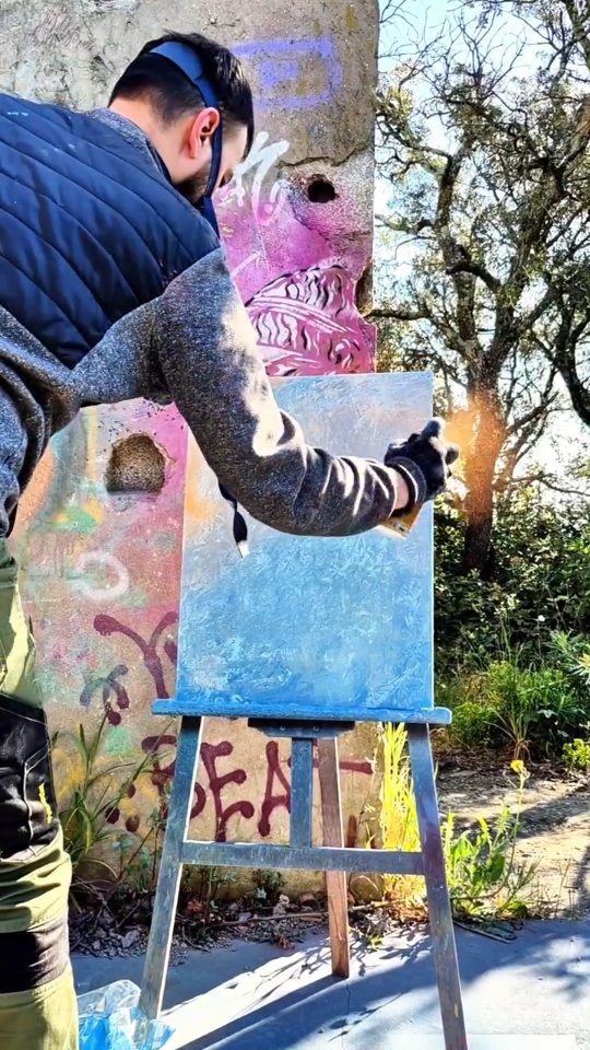 LA DÉCLARATION 💙
Le moment où on oublie tout.
Plus d’armure.
Juste un cœur qu’on ose donner.
Comme quand on était enfant…
#streetart
#stencilart
#loveart
#artemotion
#artcontemporain