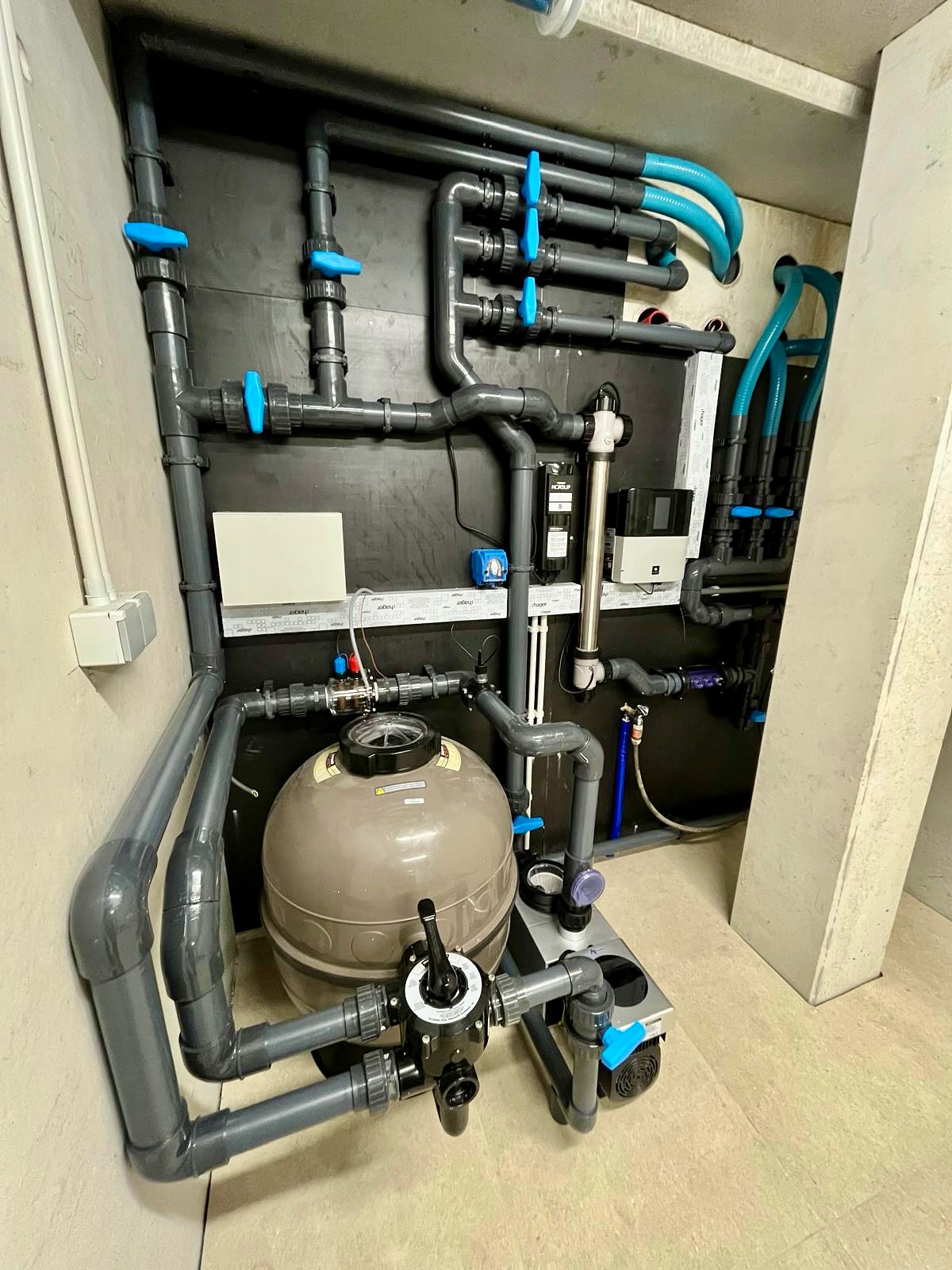 Orde, netheid en vakkennis.
De echte basis van elk zwembad zit in de techniek erachter. 💦
#zwembad #zwembadbouw #poolbuilder #vakmanschap #techniek #installatie #netheid #afwerking #kwaliteit #maatwerk #poollife #behindthescenes #bouw #luxewoning #tuininspiratie #pooltech #pooltechnician #poolconstruction #poolcontractor #zwembad #zwembadindetuin #warmtepomp #zwembadtechniek