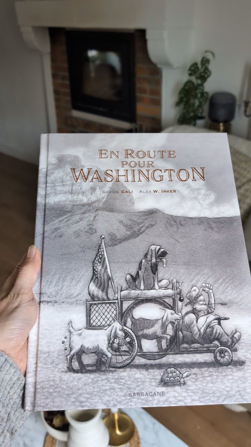 Aujourd'hui j'ai reçu « En route pour Washington » publié chez @editionssarbacane !
✨ Résumé ✨
La folle épopée, vue par des enfants, d’un humble paysan parti exhorter le Président à sortir son pays de la misère…
1933, une grande sécheresse frappe les États-Unis …
Le champ de maïs du vieux Ray, qui ne possède rien d’autre sinon une bicoque, un chien, trois poules et deux chèvres, risque bien d’être détruit par une tempête de poussière ! « Le Président ne doit pas être au courant, sinon il ferait quelque chose », se dit Ray. Mais comment rejoindre la capitale, à plus de mille kilomètres ? Sous les yeux ébahis de trois enfants du coin qui nous content l’histoire, Ray se met en route… et devient leur héros.
#unboxing #Sarbacane #bookstagram #BookCommunity #AlbumIllustré