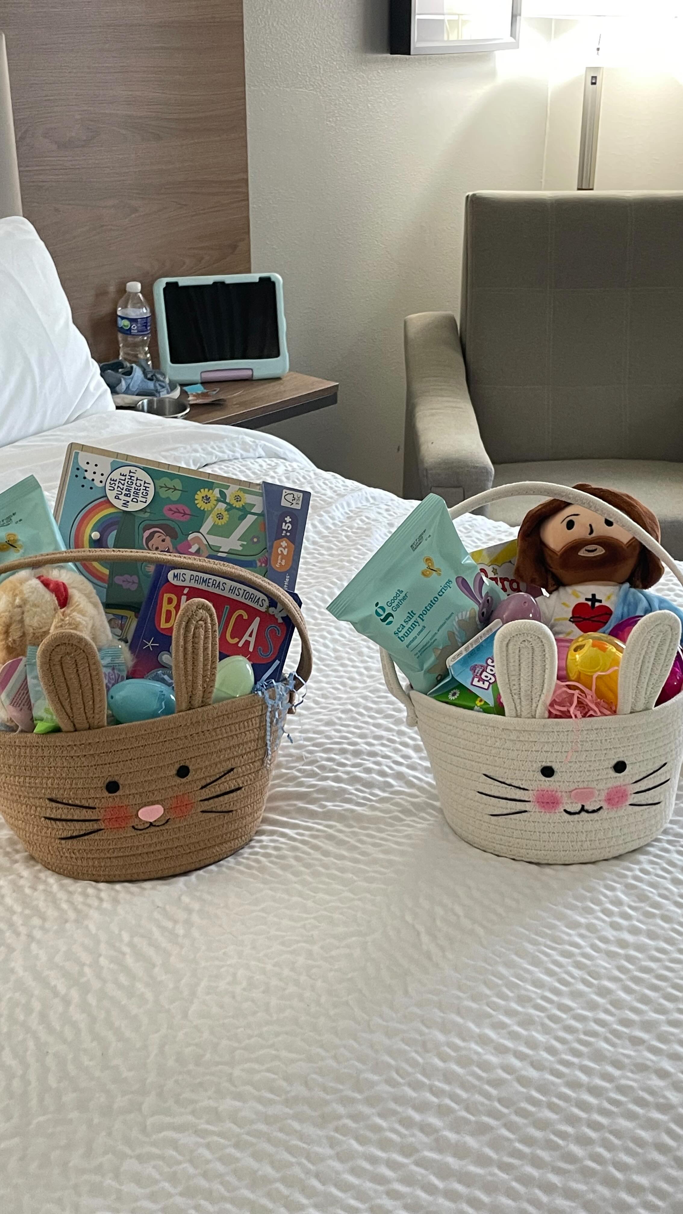 Armar sus cestas de Pascua es de mis momentos favoritos… pequeños detalles que llenan su infancia de magia ✨🐰
Les incluí cositas dulces, juegos y detalles que sé que van a amar… pero al final hay algo que para mí es lo más importante 🤍
Que nunca se nos olvide incluir a Jesús en medio de todo.
Recordar su amor, su sacrificio y el verdadero significado de la Pascua ✝️
Porque más allá de lo bonito… ahí está lo eterno. 🤍
#pascua #easterbaskets #momlife #fé