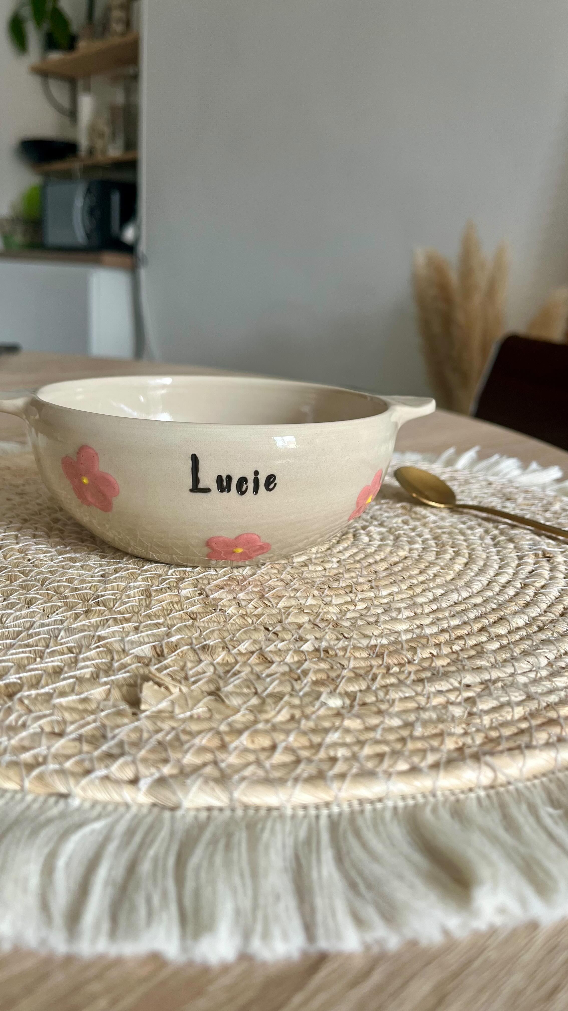 Il fallait absolument que je vous montre la fabrication fait-main des bols bretons 🥺
C’est un processus assez long mais qui donne un résultat artisanal incomparable ✨
Je me languis déjà à personnaliser vos motifs, mots et couleurs préférés 💛
#artisanatfrancais #creationecoresponsable #faitmainavecamour