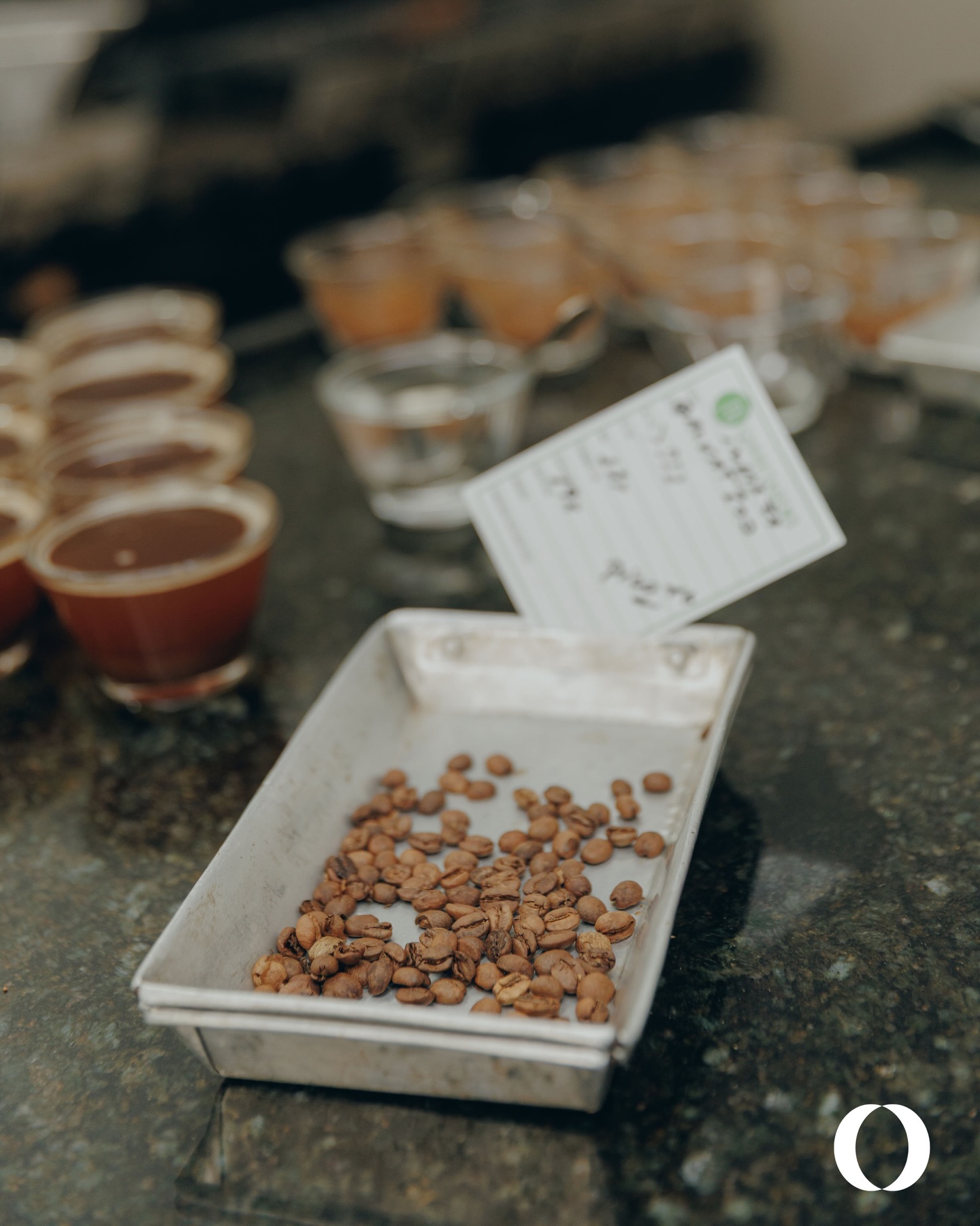 O cenário do café brasileiro fechou março de 2026 com aquele gostinho de esperança e resultado positivo! Tudo por causa das condições do tempo, que estão ajudando a construir uma safra histórica para o ciclo 2026/27.
As chuvas que caíram ao longo do mês foram essenciais: elas garantiram o enchimento dos grãos do arábica e deram aquele boost no desenvolvimento final do robusta/conilon nas principais regiões produtoras. Ou seja, tudo no lugar certinho pro café brilhar! ☕️ 🌧️ 🌱
As projeções pra safra 2026/27 são de fazer sorrir: tudo indica que a produção pode bater entre 66 milhões e 75,3 milhões de sacas de 60 kg — um verdadeiro recorde histórico! Segundo a Conab, a área de produção cresceu 4,1%, chegando a 1,93 milhão de hectares. Melhor ainda: a produtividade média nacional deve pular 12,4%, atingindo 34,2 sacas por hectare. É colheita boa vindo aí! 📈
E os preços? Também vieram com tudo! O governo federal fixou os valores mínimos pra nova safra (de abril de 2026 a março de 2027) em R$ 792,53 pro arábica e R$ 556,97 pro conilon. No mercado físico, polos como Patrocínio (MG) já estão vendo sacas perto dos R$ 2.090,00. Mesmo com uma produção fortíssima, os estoques globais ainda estão baixos — o que, segundo os analistas, deve segurar qualquer queda brusca nos preços pro consumidor.
Já as exportações deram uma respirada no primeiro bimestre de 2026, com uma leve queda de 27% em relação ao ano passado — cerca de 2,6 milhões de sacas em fevereiro. Mas calma que isso tem explicação! Especialistas apontam que houve uma menor disponibilidade de café das safras anteriores, e o mercado está só esperando a nova safra recorde entrar em cena pra bombar as exportações pra perto de 47 milhões de sacas no ano.
Depois de um dezembro bem quente, a melhora no clima foi um baita alívio pros produtores. Mas quem vive do café sabe: a atenção continua redobrada! A volatilidade nas bolsas de Nova York e Londres pede cuidado na gestão dos custos e na hora de comercializar a safra, que começa a ser colhida a partir de maio.
É olho no lance e pé no chão pra aproveitar esse momento positivo com planejamento!
Fontes: CONAB, CECAFÉ & MAPA